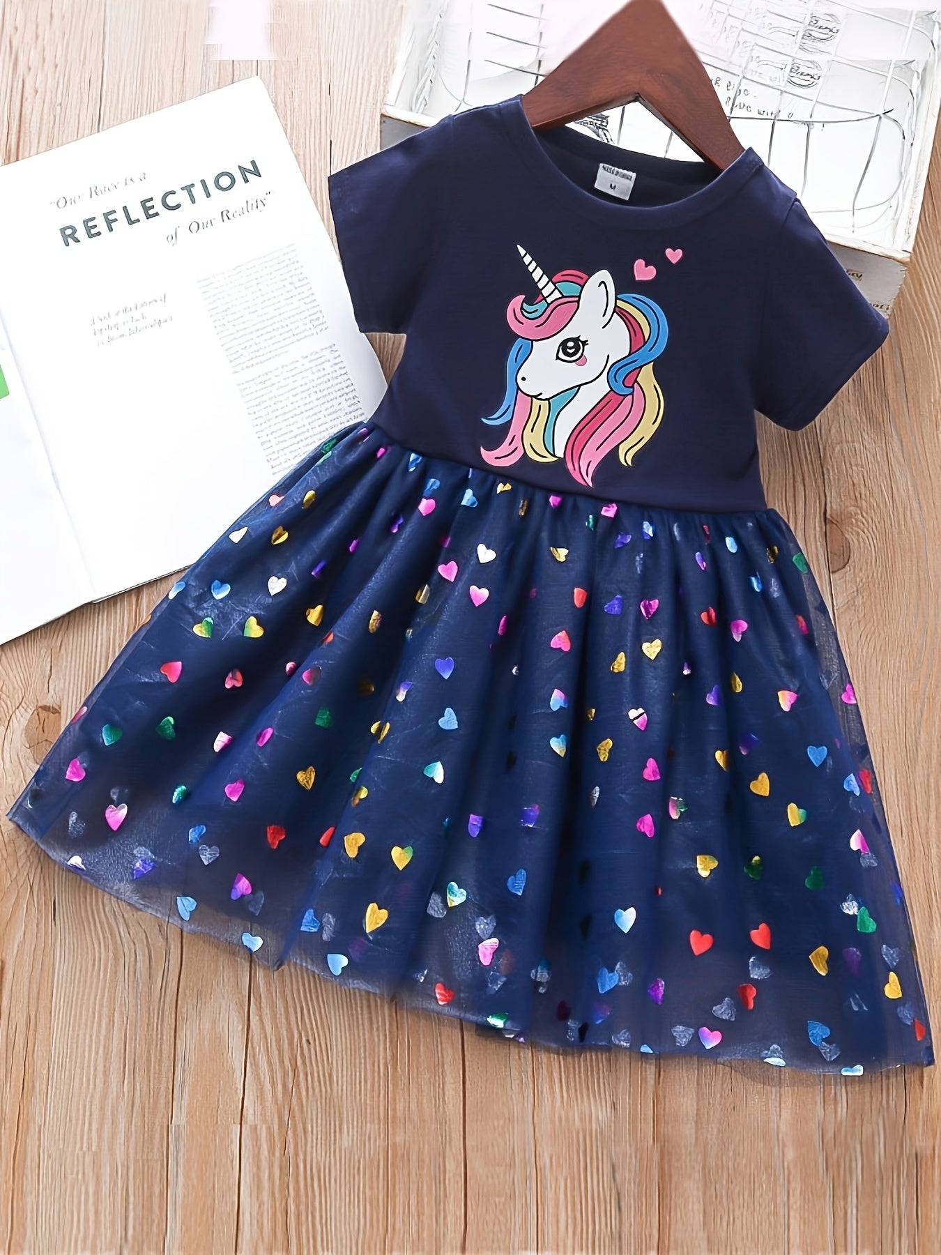 Qizlar uchun yozgi partiyalar uchun paydo bo'lgan sekinlar va tulladan yasalgan unicorn malika ko'ylagi