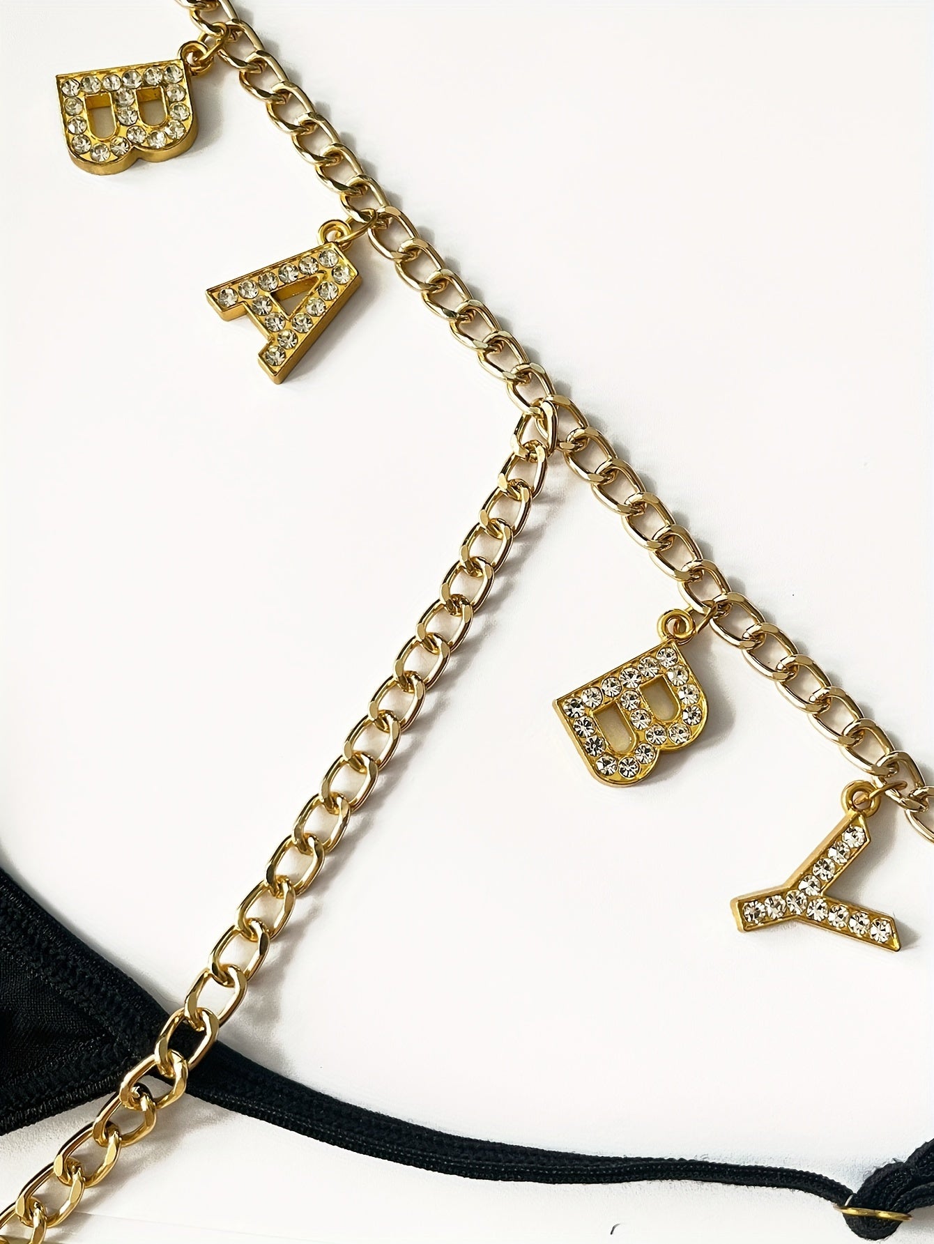 Sandalias de dedo decoradas con letras de strass para mujer en cadena dorada