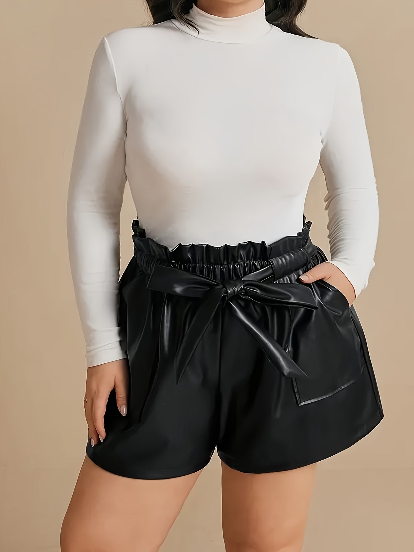 Shorts de mujer de talla grande en negro de cuero sintético con cintura alta y cinturilla elástica