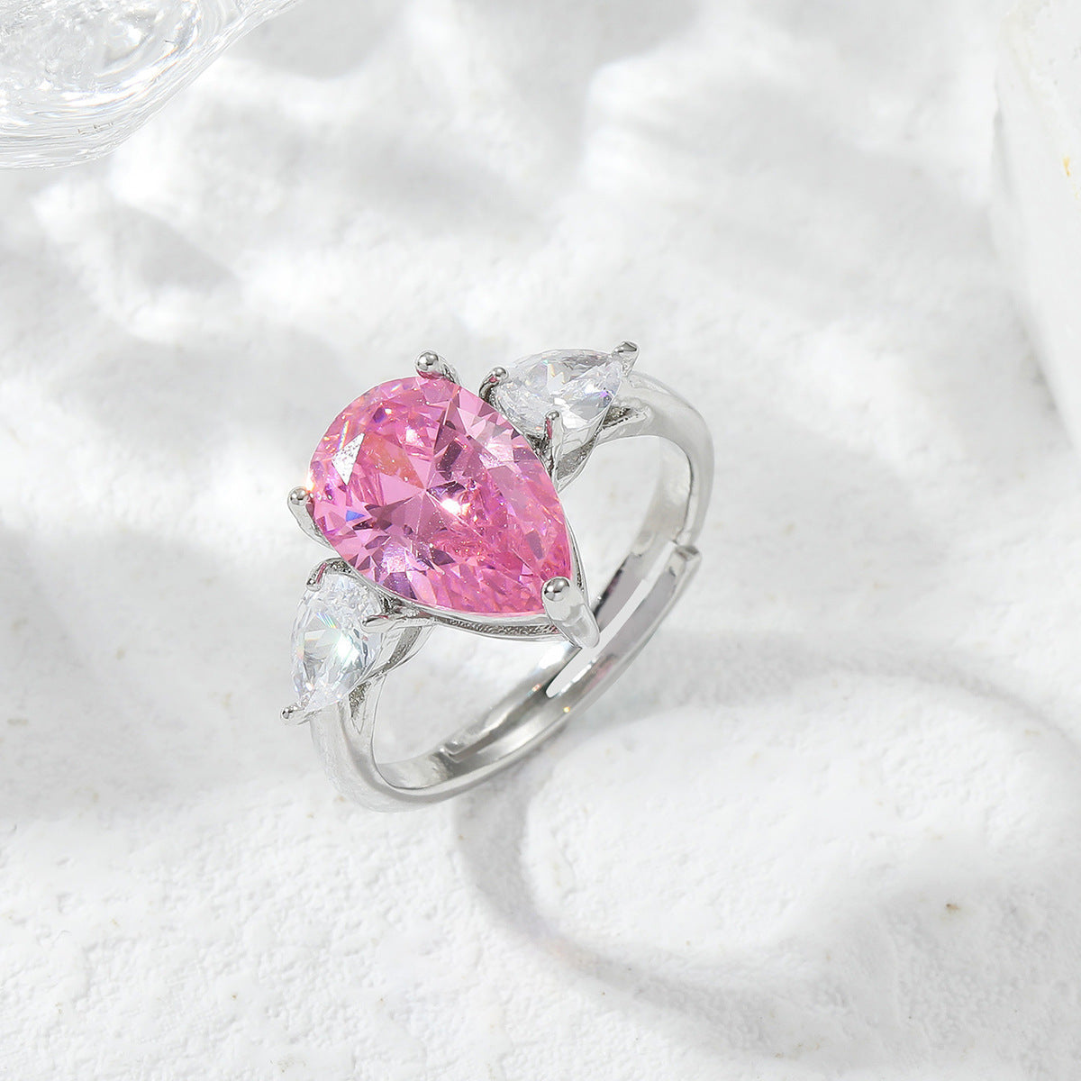 Ayollar uchun sun'iy kubik zirkon bilan moslashuvchan ochiq burchakli mis uzuk