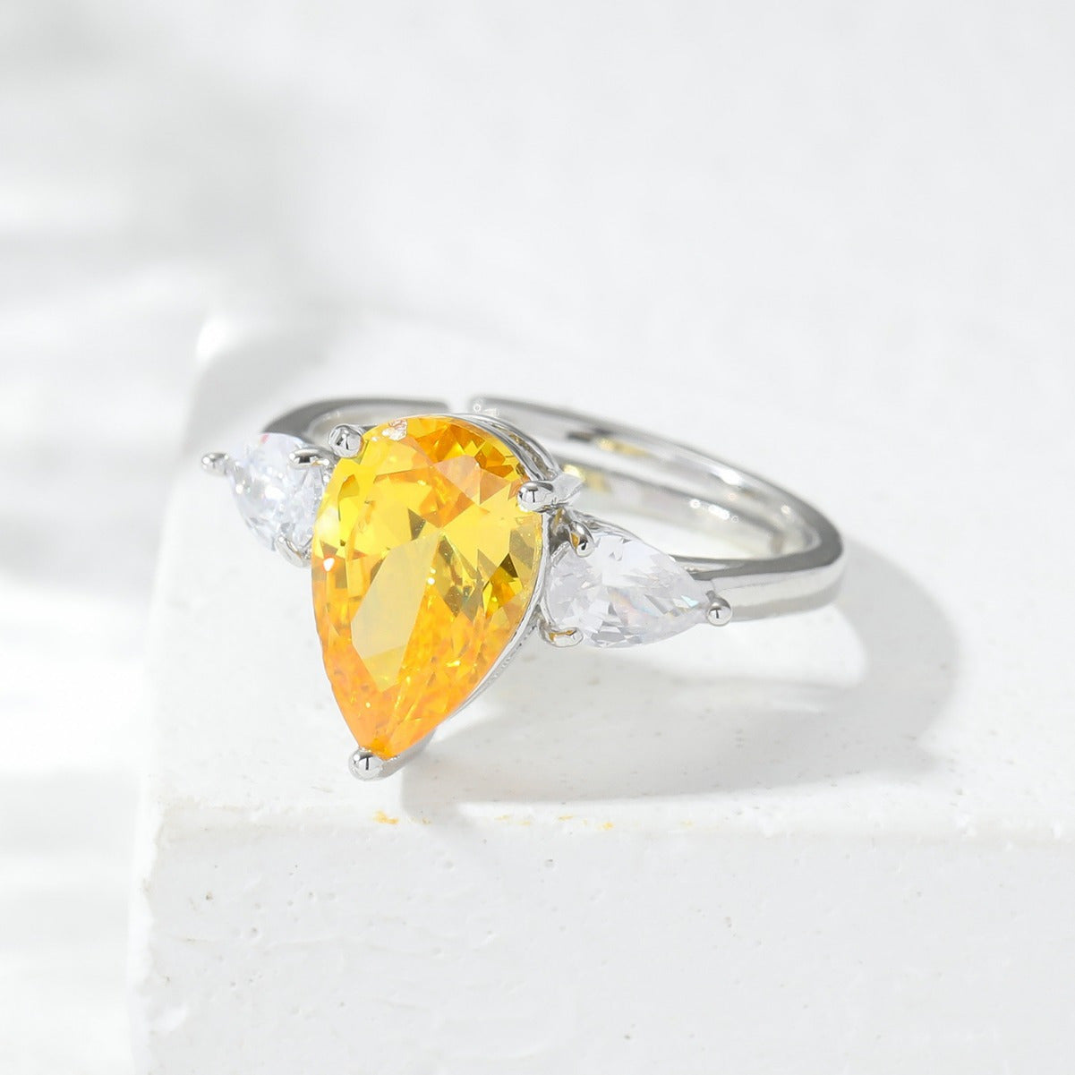 Ayollar uchun sun'iy kubik zirkon bilan moslashuvchan ochiq burchakli mis uzuk