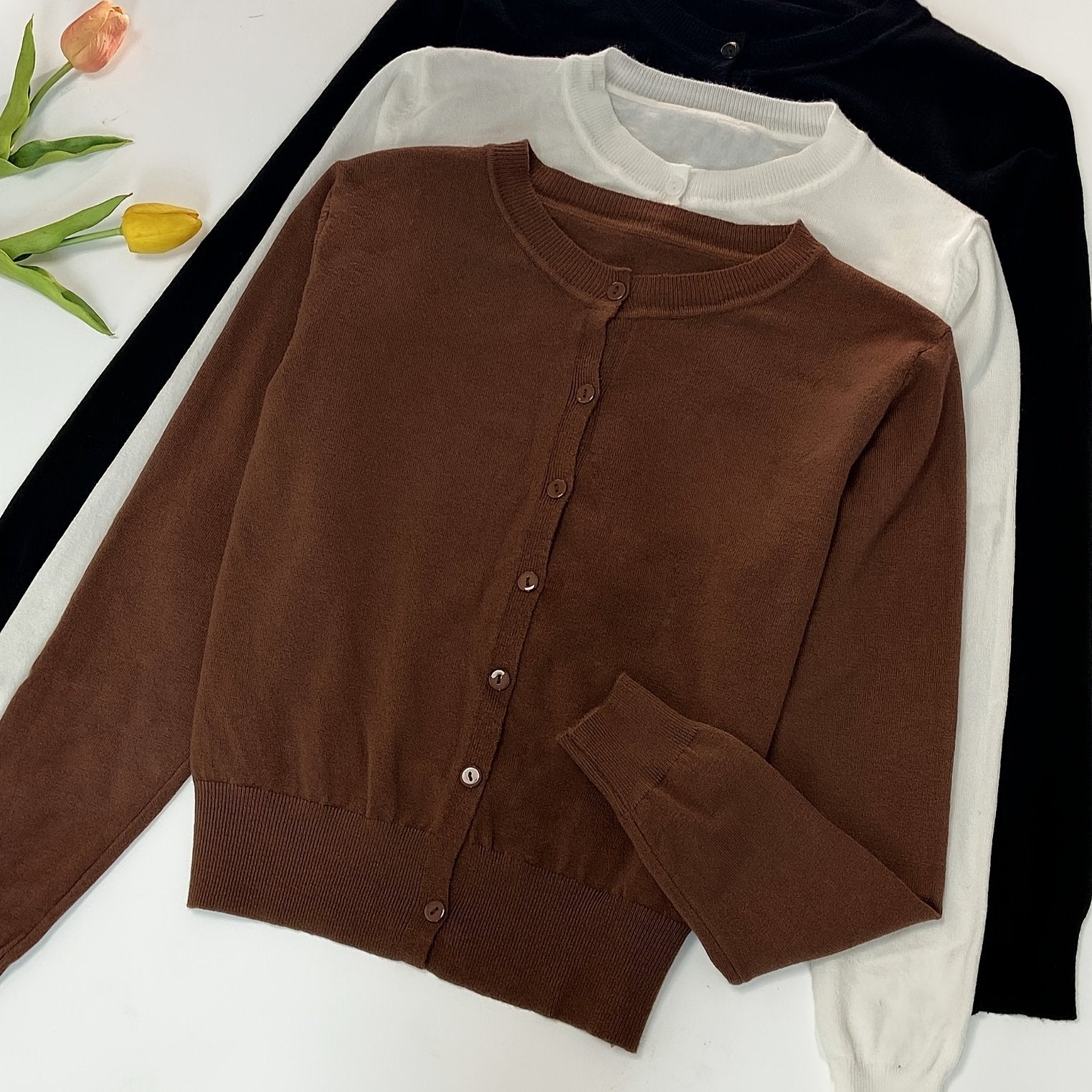 Ochiq ko'krakli sviter to'plami, maqsadli uslubda, 3 ta qismdan iborat.