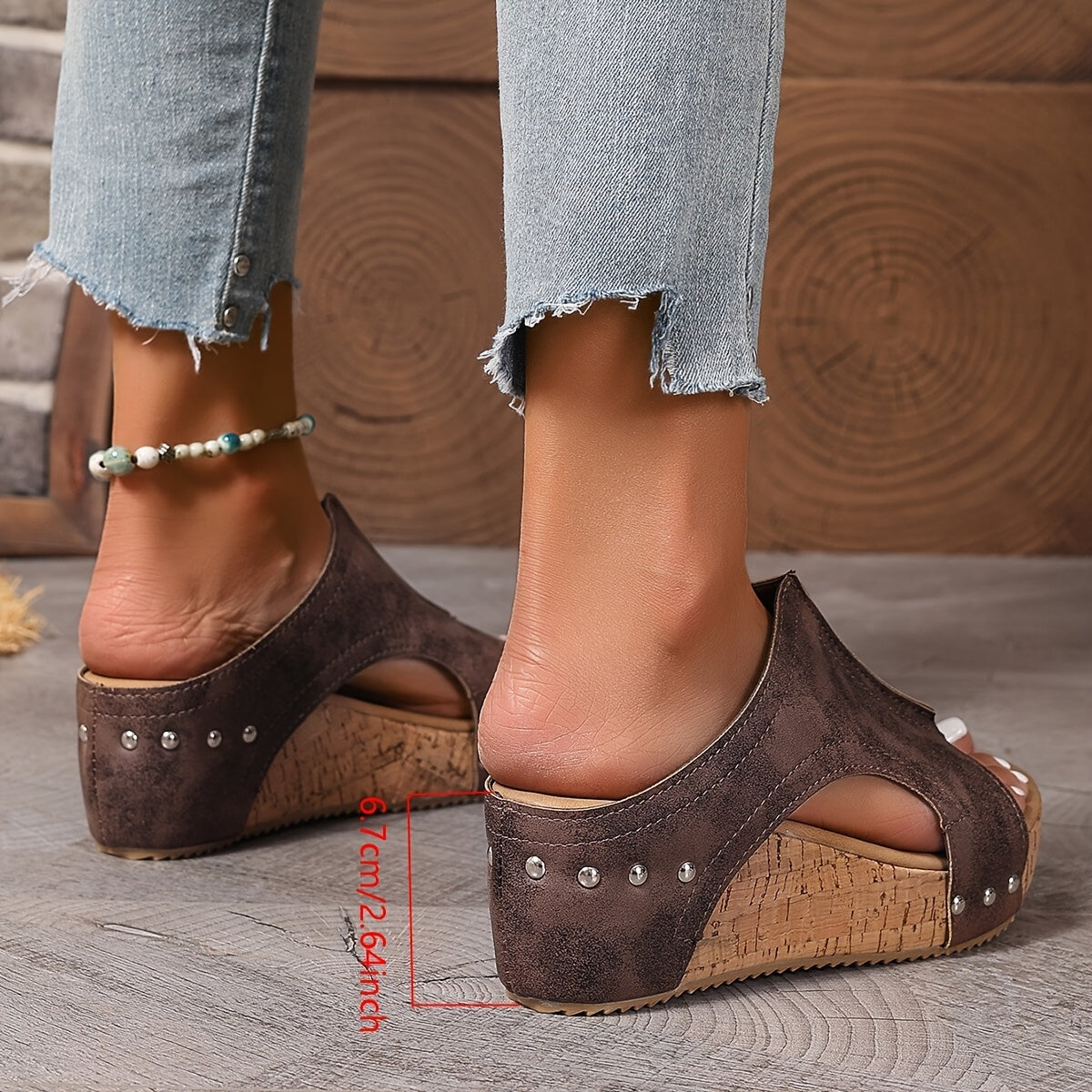 Ayollar uchun faux charmli slayd sandalilar, studli detall va qiyalik taglik bilan