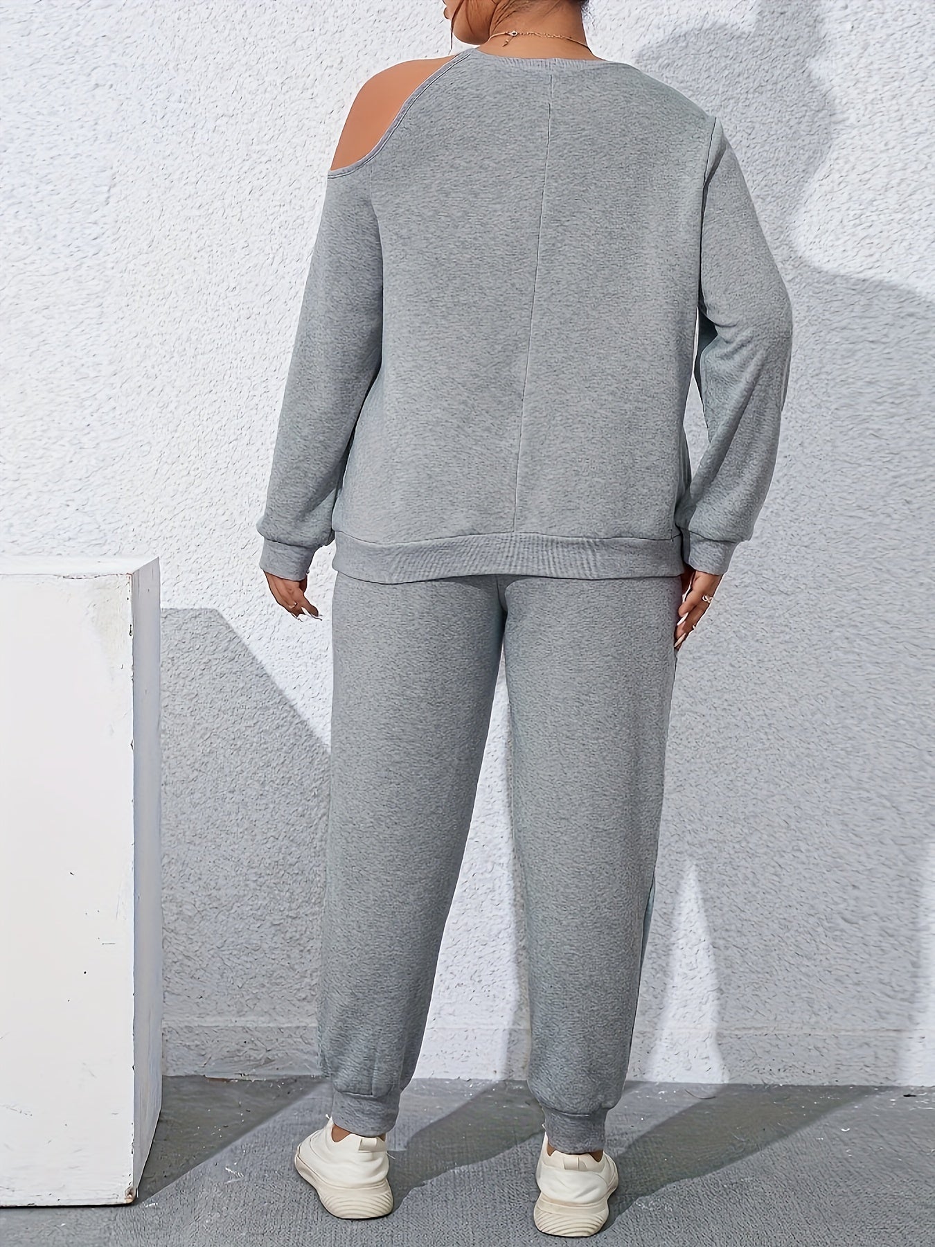 Katta o'lchamdagi tasodifiy kostyum, harf naqshi bilan