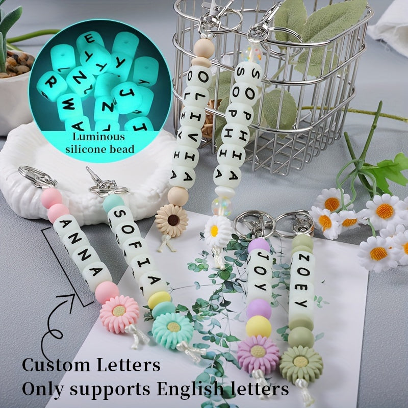Llavero de silicona personalizado con cuentas de letras que brillan en la oscuridad y charm de flor para bolsos y mochilas