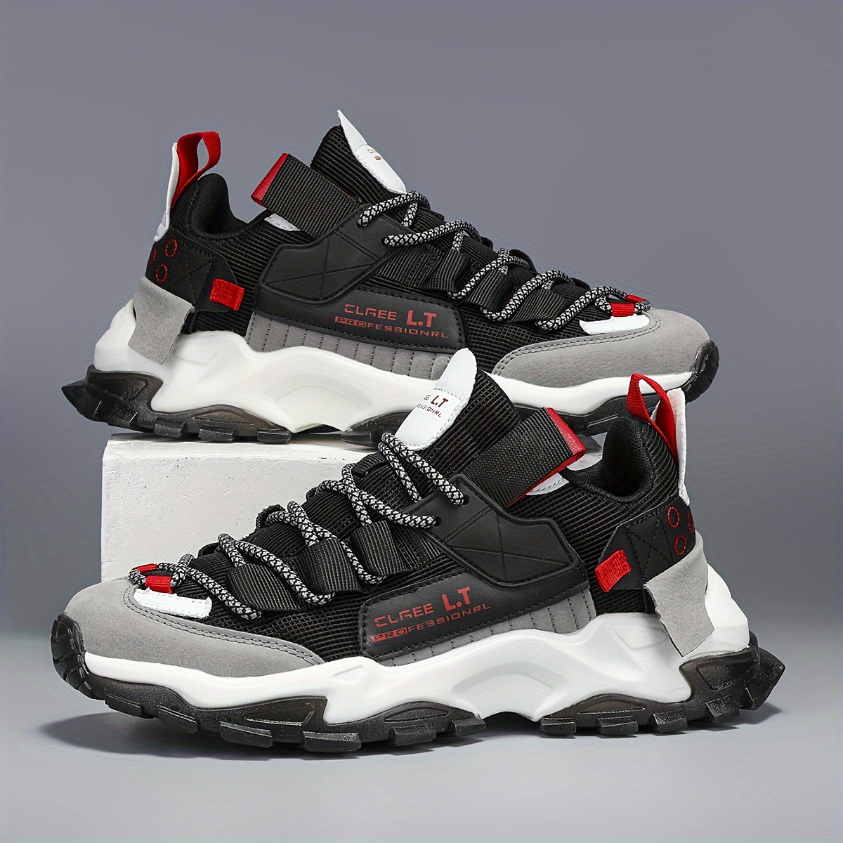 Erkaklar uchun geometrik/harf print dizayni bilan yugurish krossovkalari, barcha mavsumlar uchun nafas oladigan va qulay. Tashqi va tasodifiy faoliyatlar uchun shoelace yopilishi mavjud.