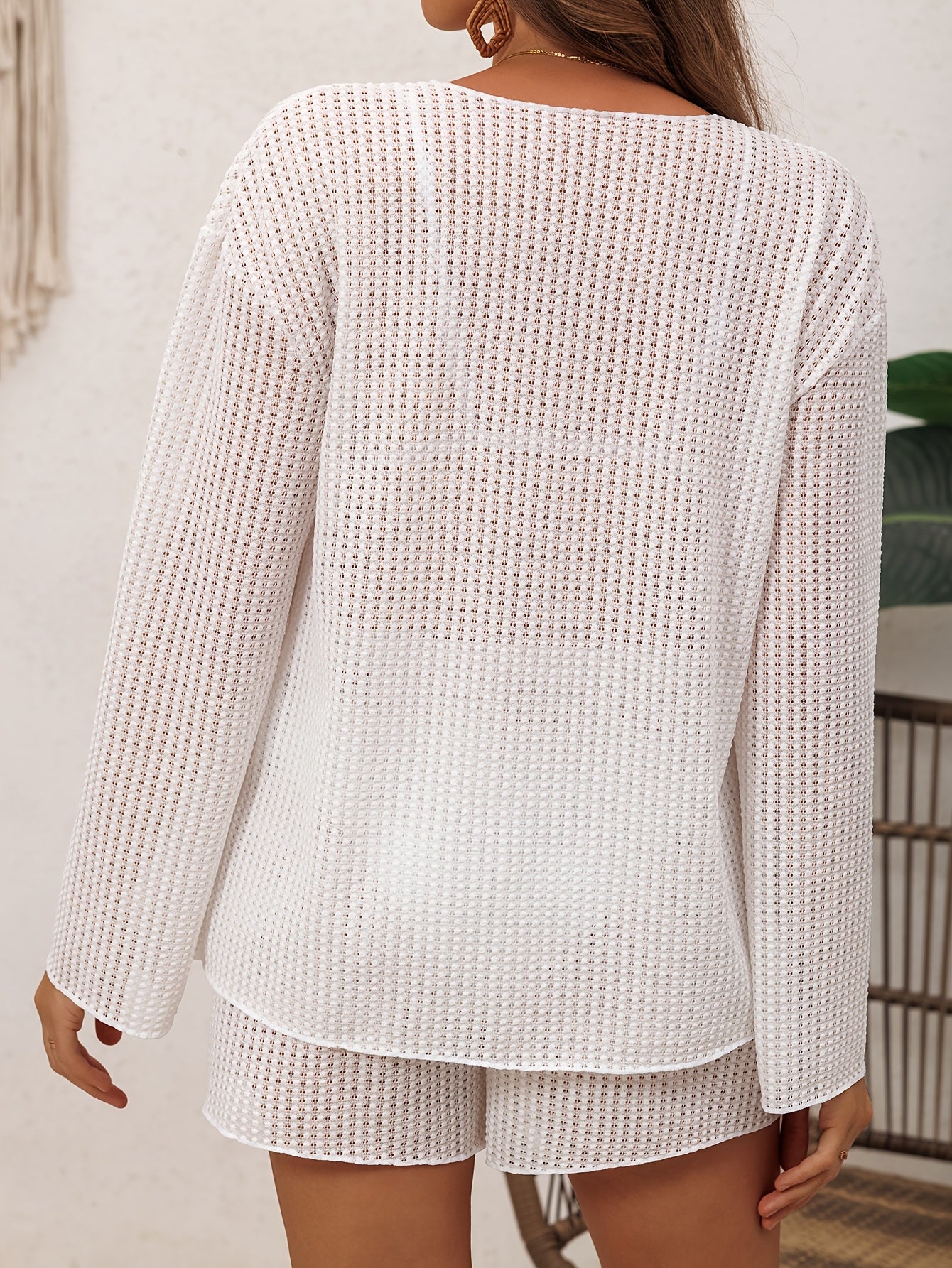 Универсальная коллекция пляжной одежды для женщин из полиэстера с V-образным вырезом, длинными рукавами, шортами с шнуровкой и высокоэластичными плечевыми ремнями.