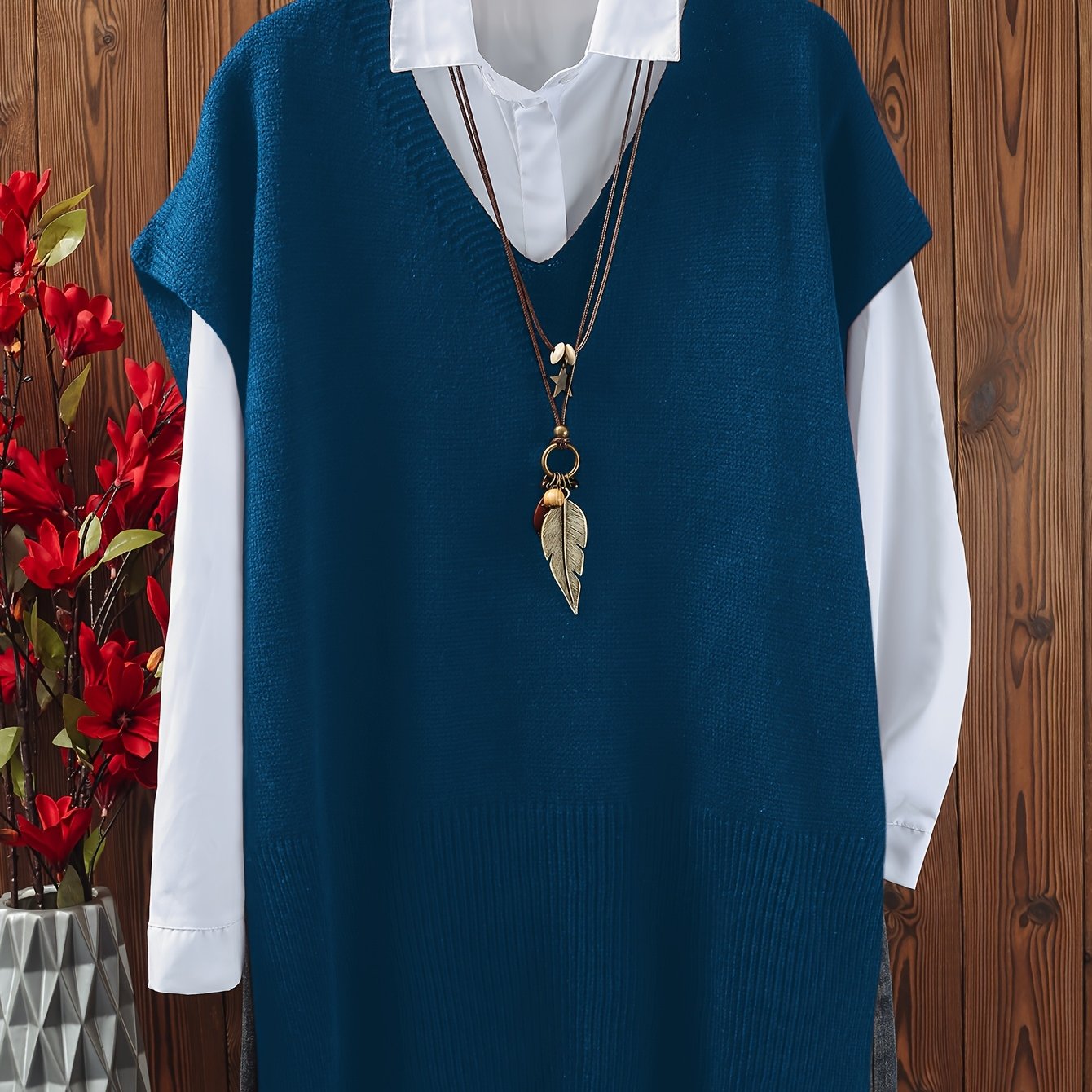 Katta o'lchamdagi ayollar uchun yirtqichlari bo'lgan bir rangli V-yuqori pullover.