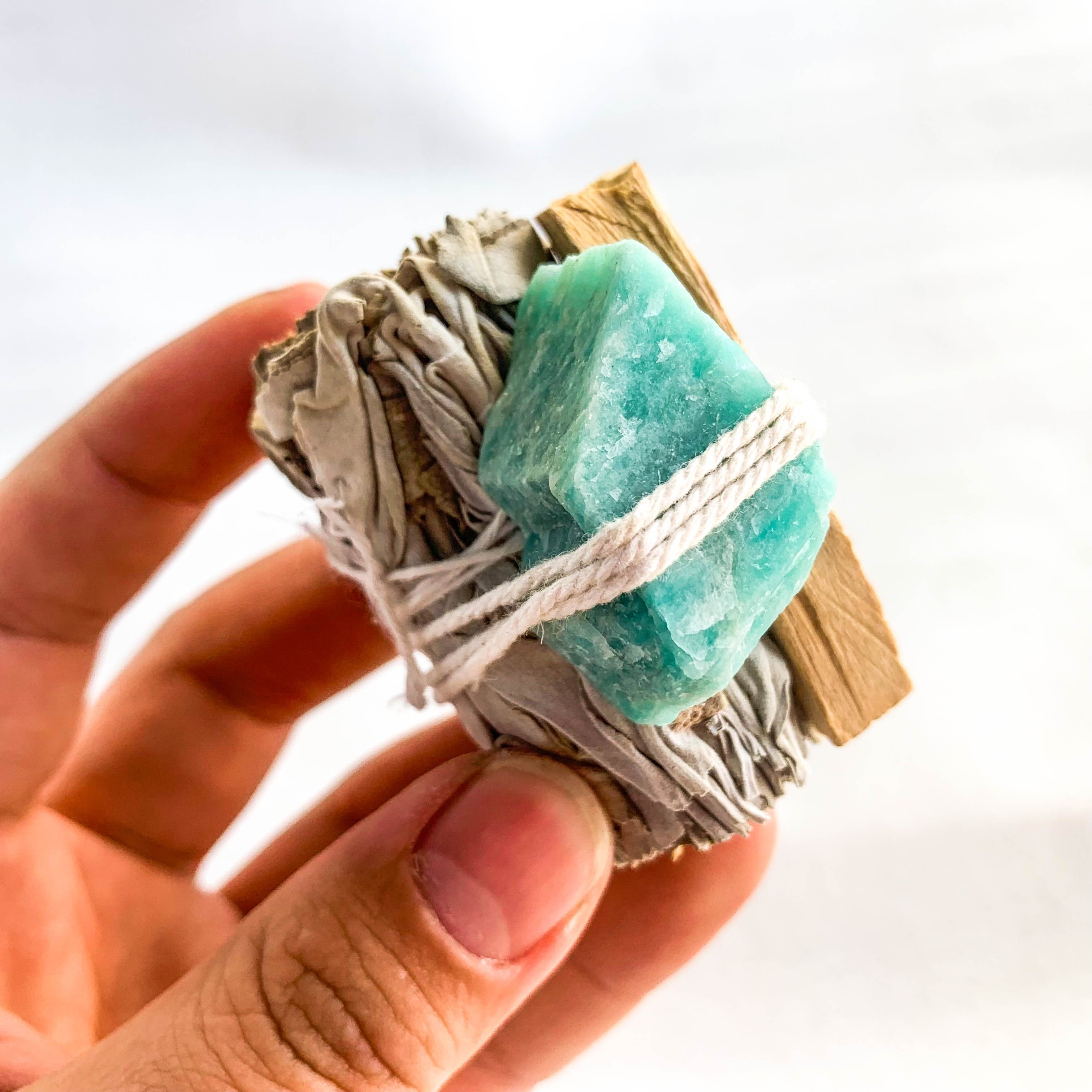 Conjunto de varita de limpieza energética de cristal de roca natural con varita de amatista, selenita y salvia blanca