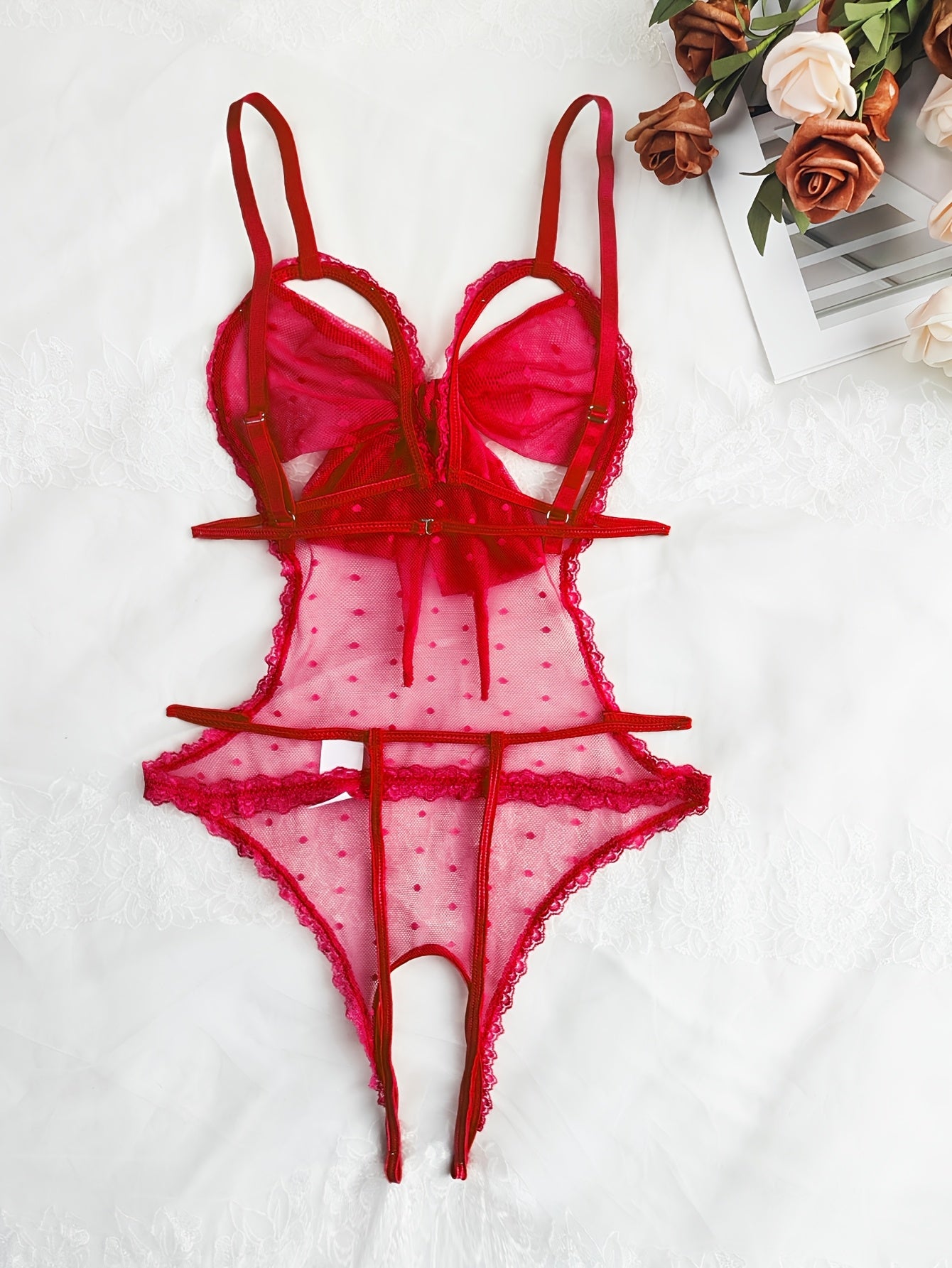 Teshikli, shaffof, old qismida tasma va bog'ich detali bo'lgan dantel patchwork bodysuit.