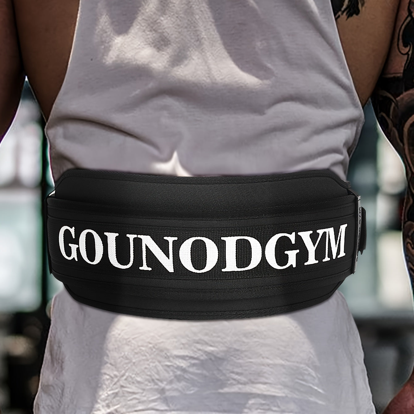 Sport zalida fitness mashg'ulotlari va og'irlik ko'tarish uchun quvvat ko'tarish belbog'i.