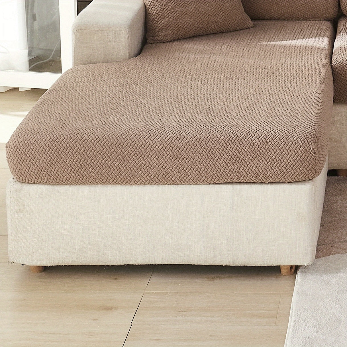 Современный серый чехол для подушки дивана с эластичной посадкой и мягкой текстурированной тканью. Машинная стирка для повышения комфорта в гостиной.