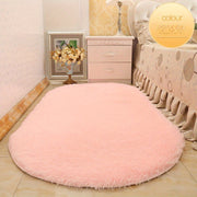 На журнальном столике в гостиной, на тумбочке кровати и на диване в комнате девочки разложены однотонные фотоковрики из шелкового ворса и плюша в технике тай-дай.