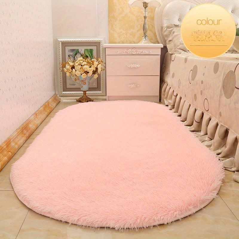 На журнальном столике в гостиной, на тумбочке кровати и на диване в комнате девочки разложены однотонные фотоковрики из шелкового ворса и плюша в технике тай-дай.