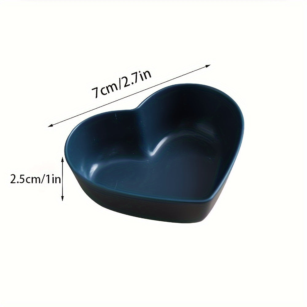 Seis cuencos en forma de corazón hechos de paja de trigo para salsas, condimentos y aperitivos