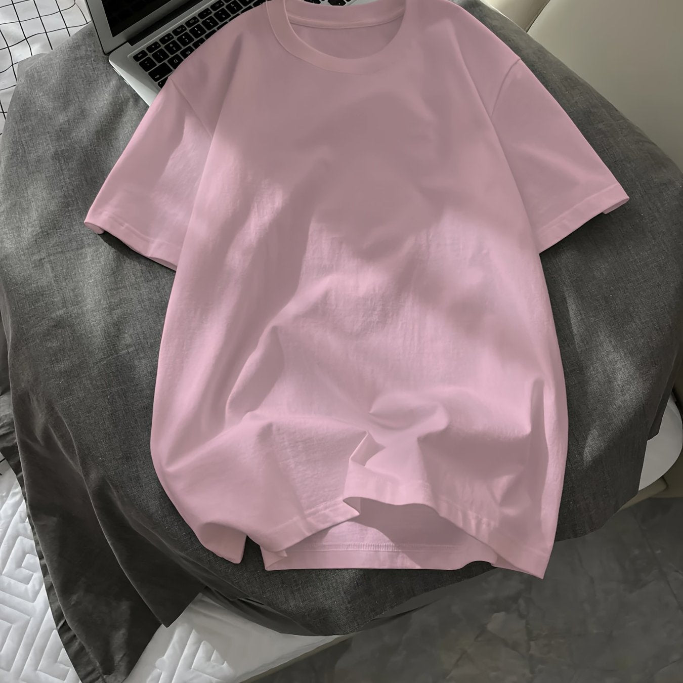 Yoz uchun erkaklar uchun bir rangli T-kofta, tasodifiy ko'cha uslubi