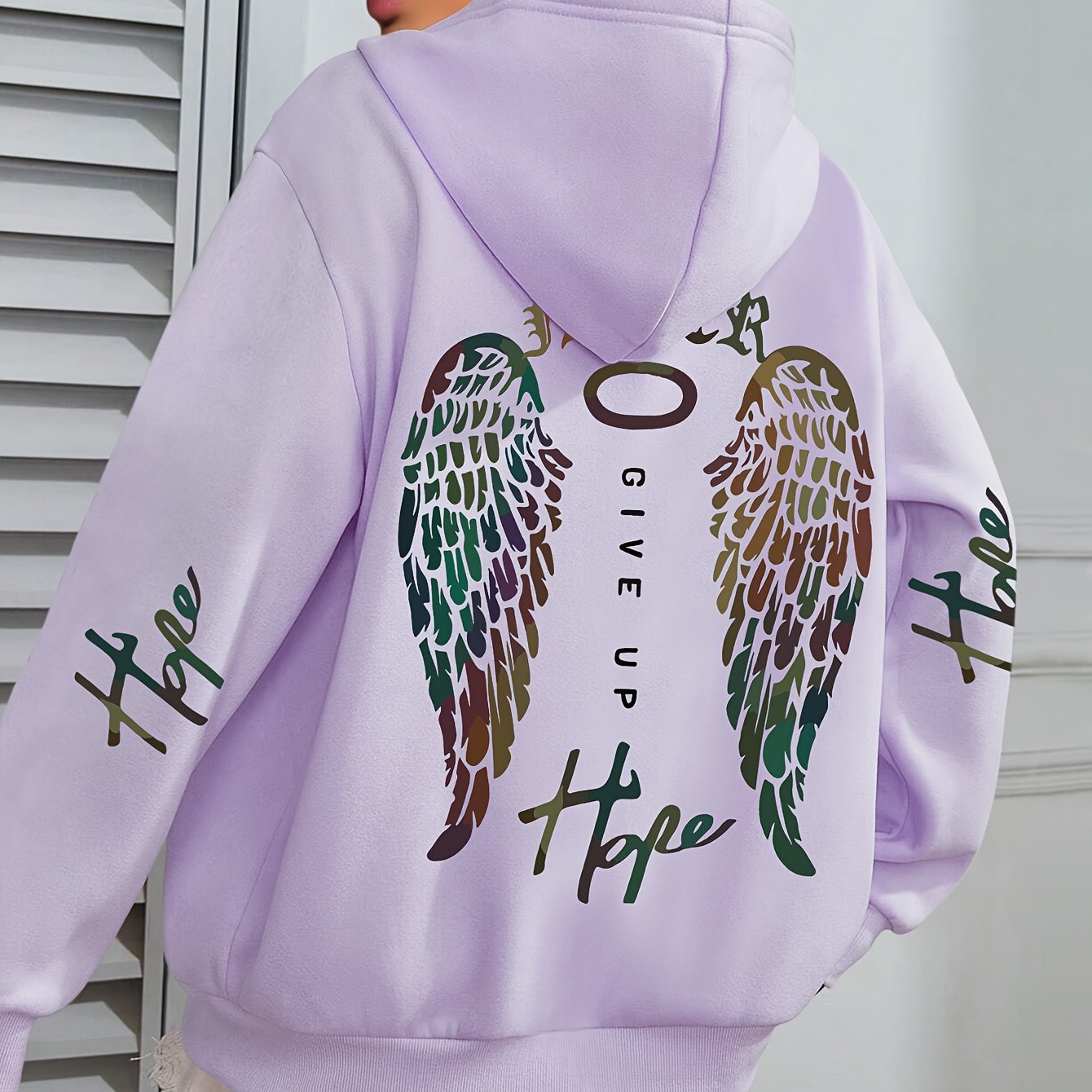 Толстовка с капюшоном для женщин больших размеров с графикой ангельских крыльев, светло-серый с зелёными акцентами