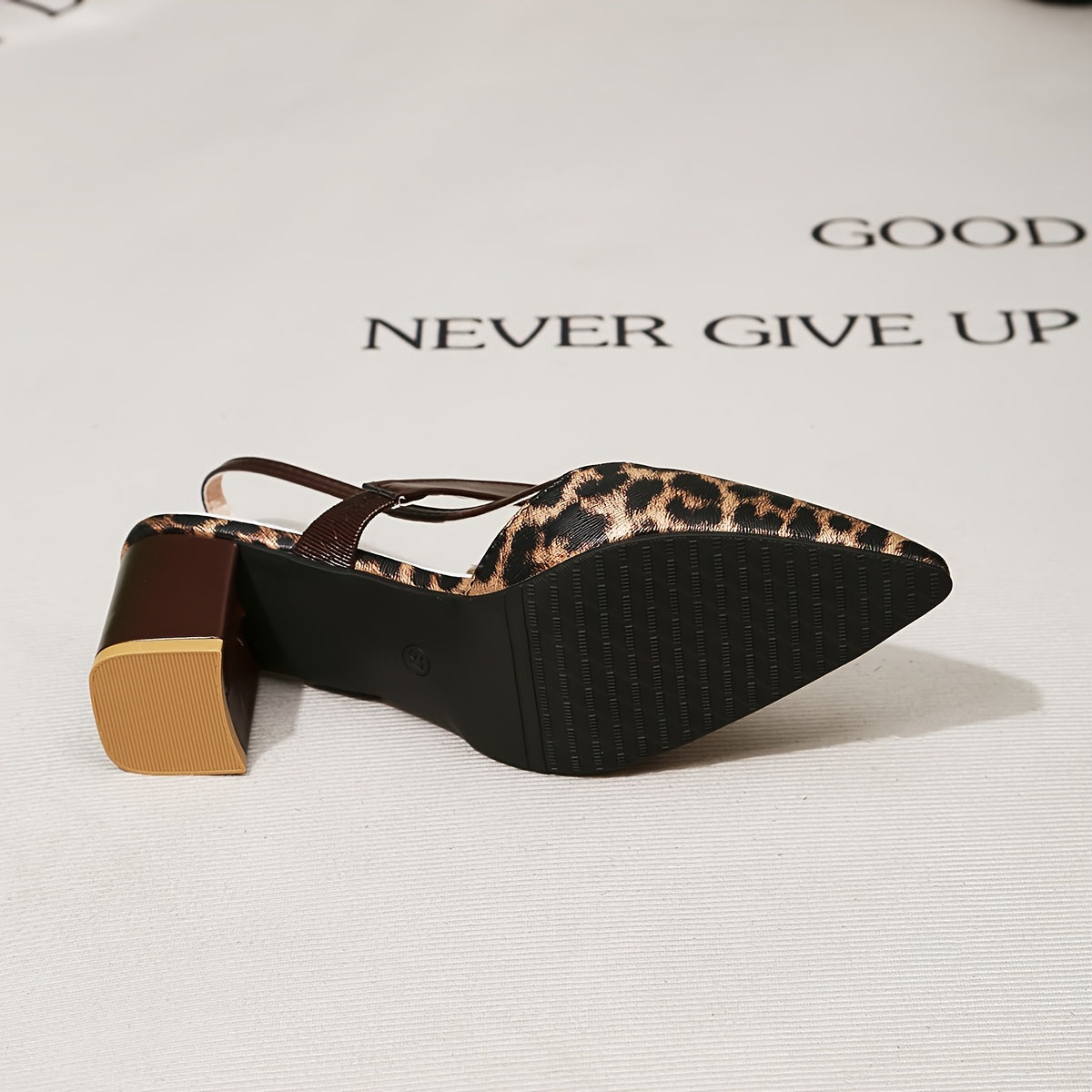 Zarif Ayollar uchun Leopard Print Yuqori Taqinlar - Chic Poyafzal Boshqichli Burchakli Taqin, Qahva Kamarlar bilan Oson Kiyniladigan Dizayn, Har qanday Holat uchun Mos