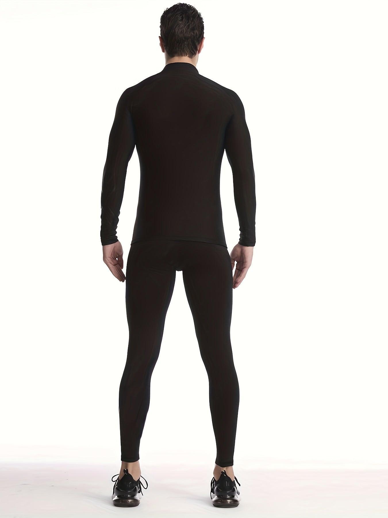 Ikki erkak uchun alphabets naqshli siqish sport ichki kiyim to'plamlari. 90% polyester va 10% elastan materialidan tayyorlangan. Yuqori cho'zilish, krujka bo'yin, tor mos keladi. Matoning og'irligi 190g/㎡.