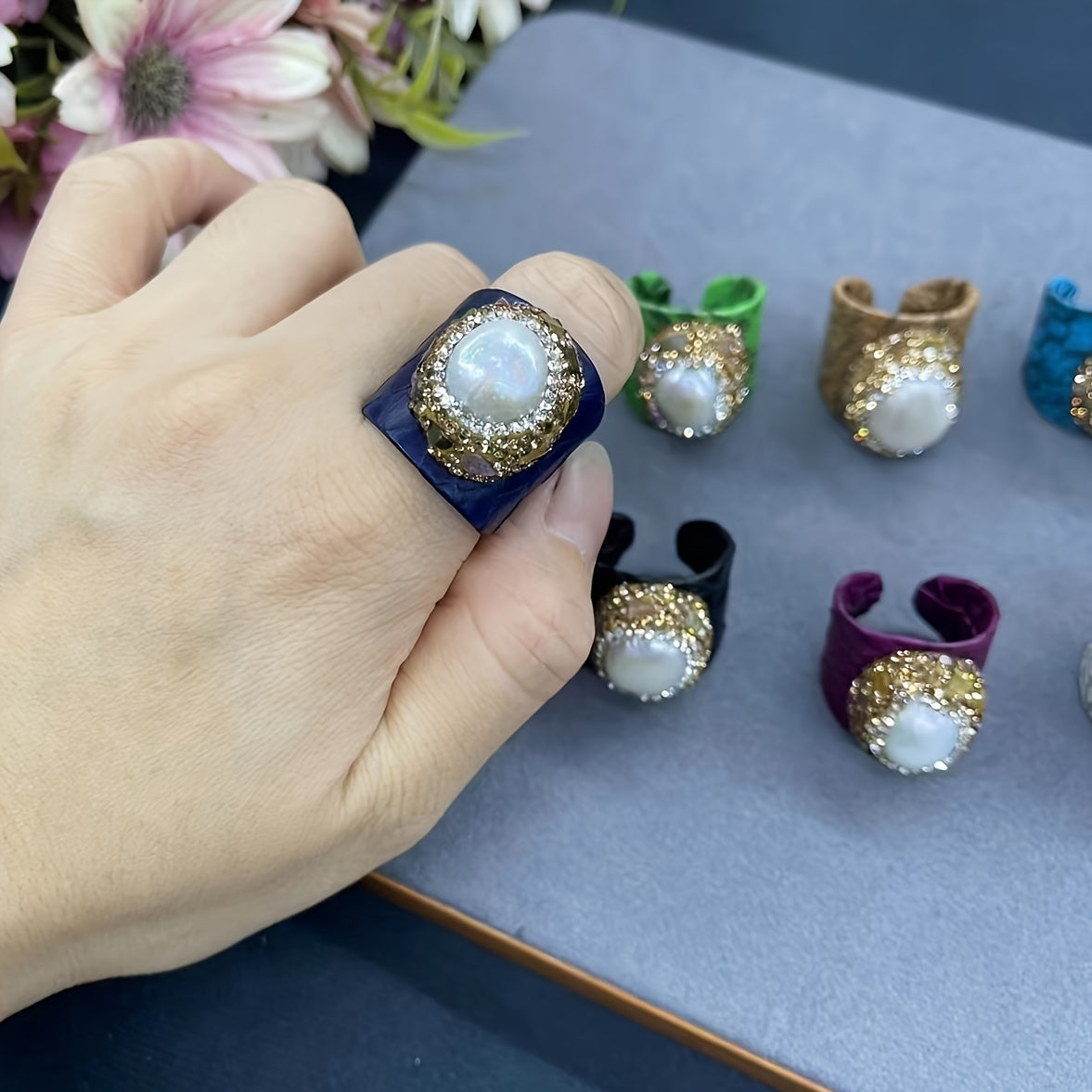 Anillo boho chic ajustable de perlas y turmalina con detalles de cuero sintético y piel de serpiente