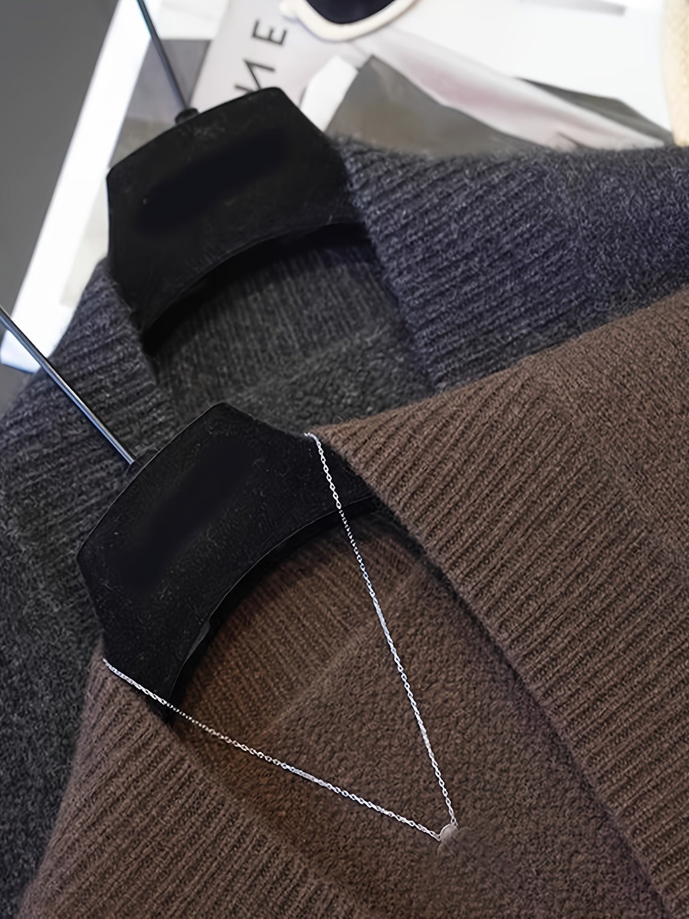 Qorong'i V-shaklli bo'yinli, qo'lsiz, qishda qatlamlash uchun to'qilgan yengil yengil yengil akril polyester vest