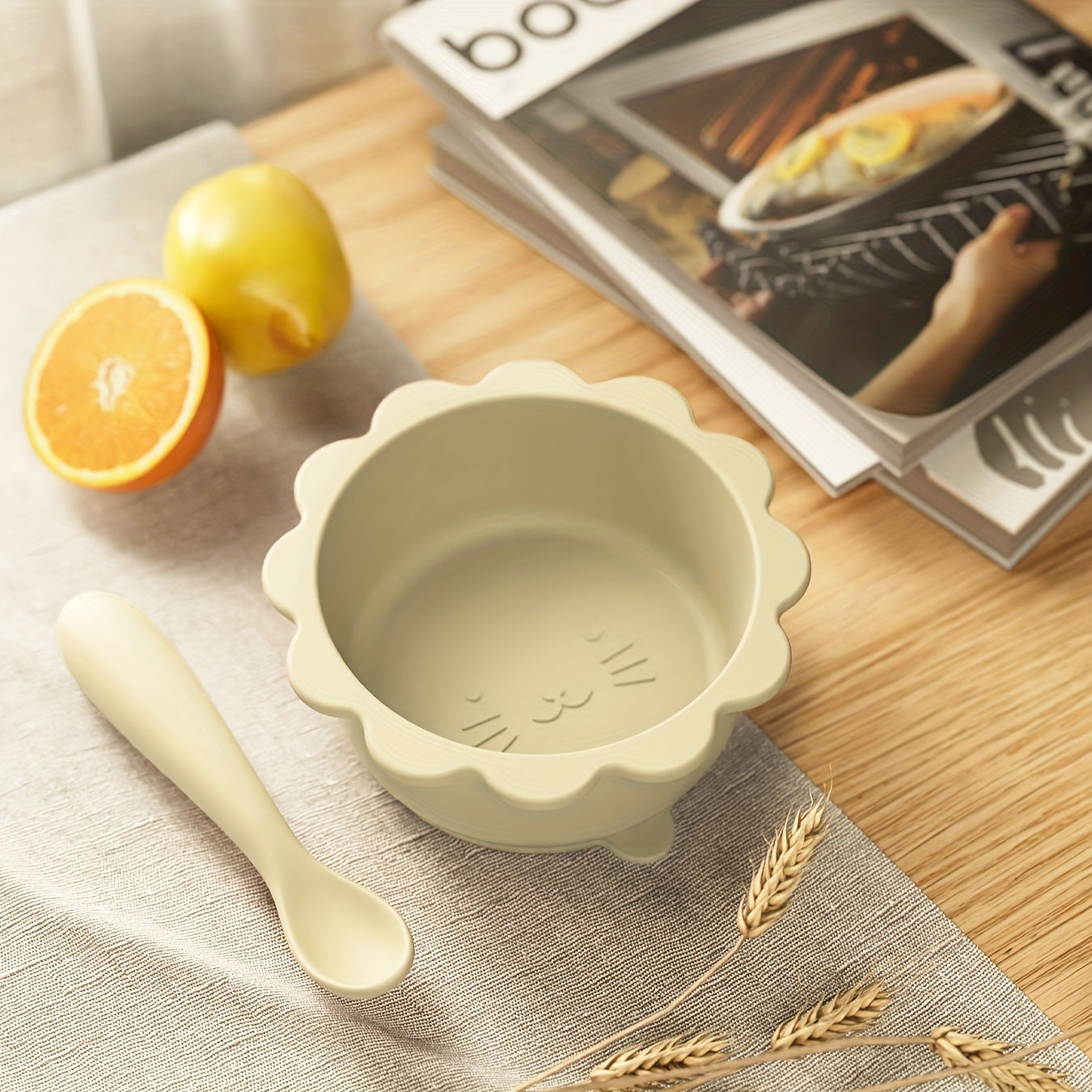 1 to'plam Yoshlar uchun oziq-ovqat darajasidagi silikon ovqatlanish idishi va qoshiq to'plami, mushuk mavzusida, barqarorlik uchun vakuumli qopqoq bilan. Yoshlar va uyda foydalanish uchun mos, yuqori haroratga chidamli.