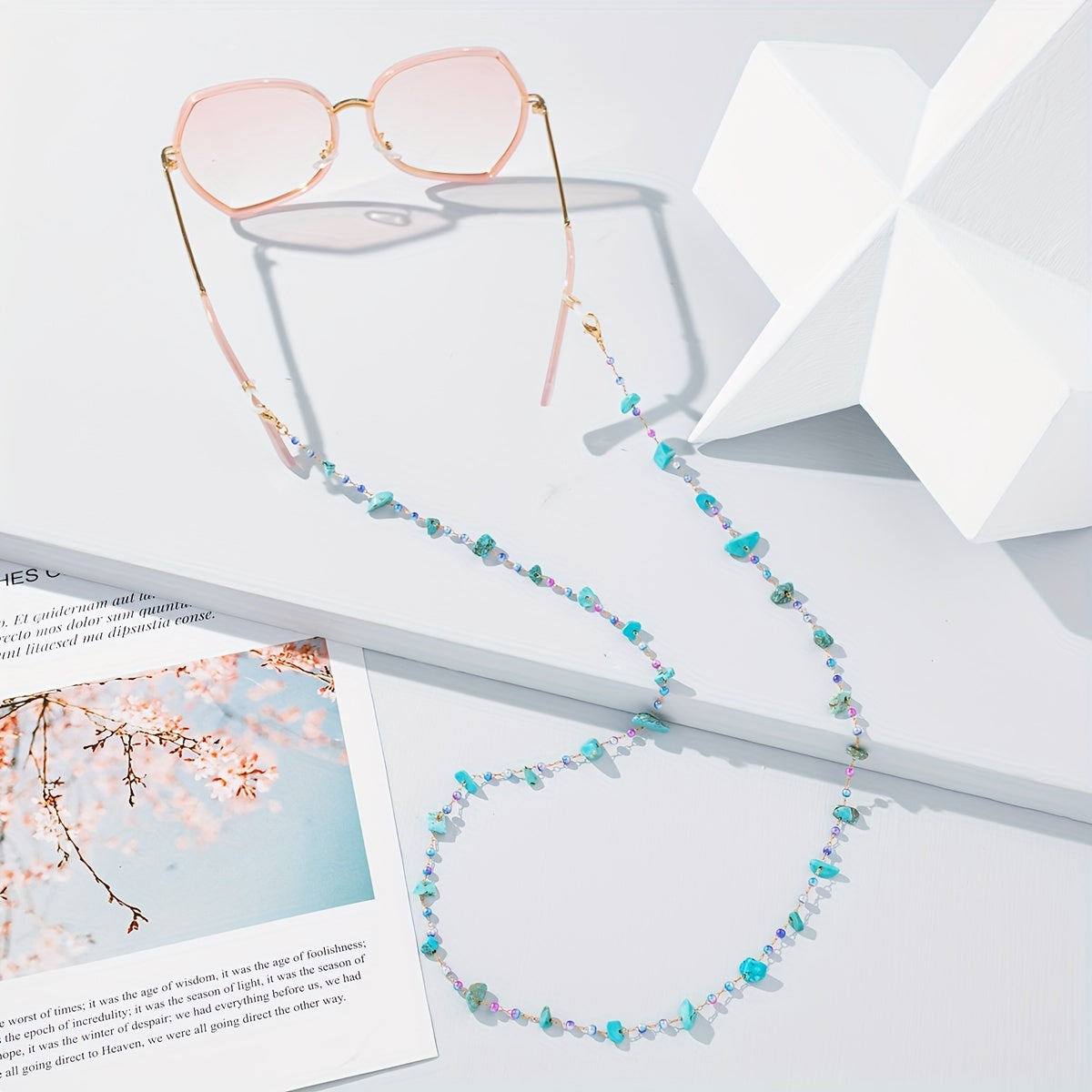 Nozik halter ko'zoynak zanjiri, notekis maydalangan tosh va aralash materiallardan tayyorlangan, ayollar uchun mukammal.