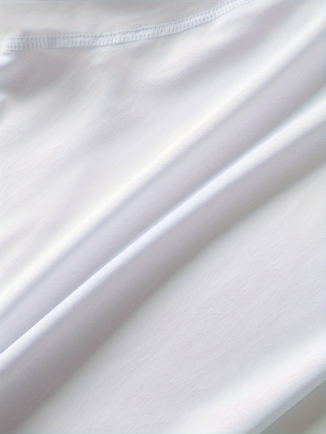 Erkaklar uchun yengsiz tank top, yuqori cho'ziluvchan trikotaj matodan tayyorlangan, bir rangda, 94% Polyester va 6% Spandex. Yopiq bo'yin, tor kesim va tez quriydigan materialga ega, sport zalida mashg'ulotlar uchun mos keladi.