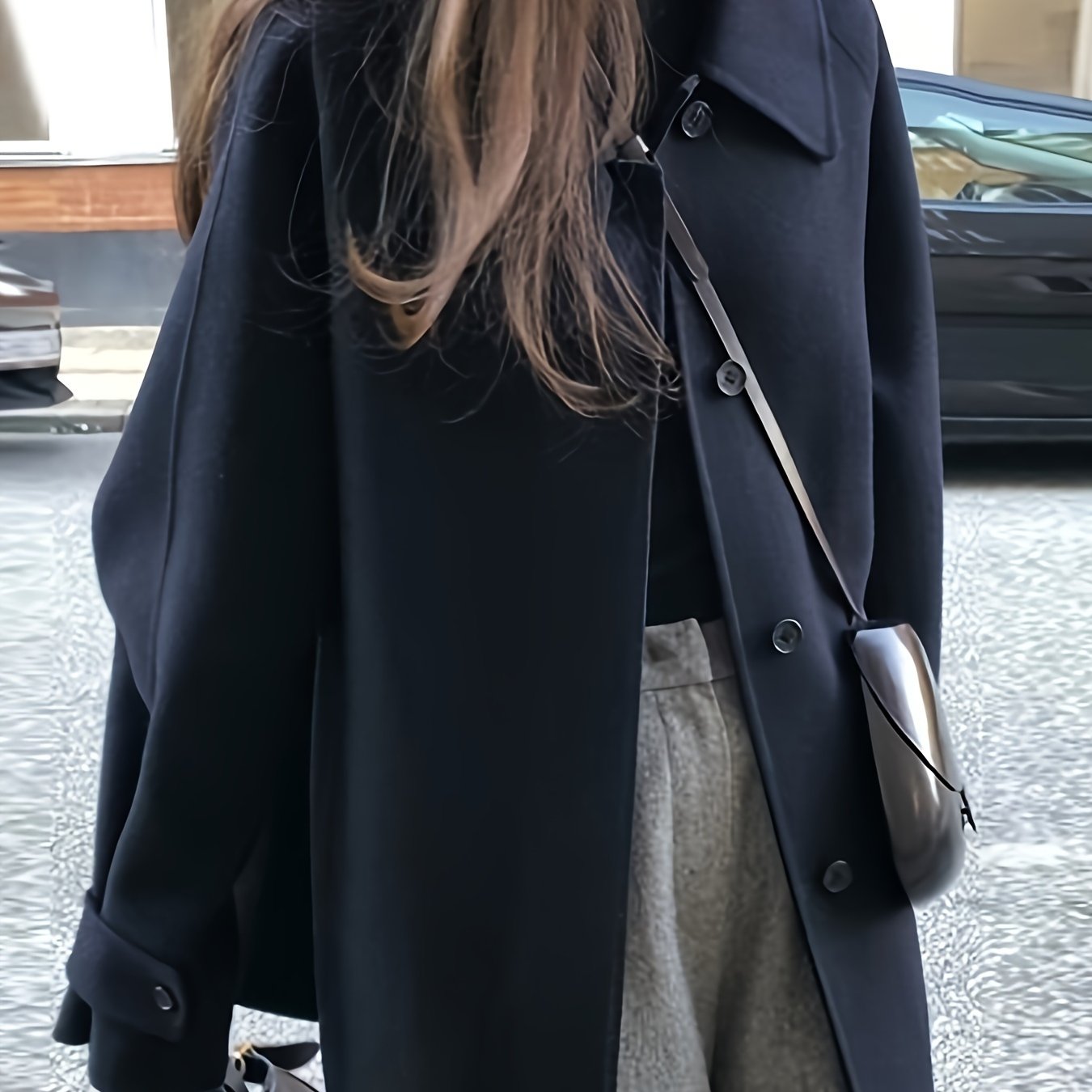 Zamonaviy kichik qora palto, retro yaka, bitta tugma, ko'rinmas cho'ntaklar - fransuz modasidan ilhomlangan tasodifiy, ammo nafis kuz/qish ko'rinishi uchun ideal.