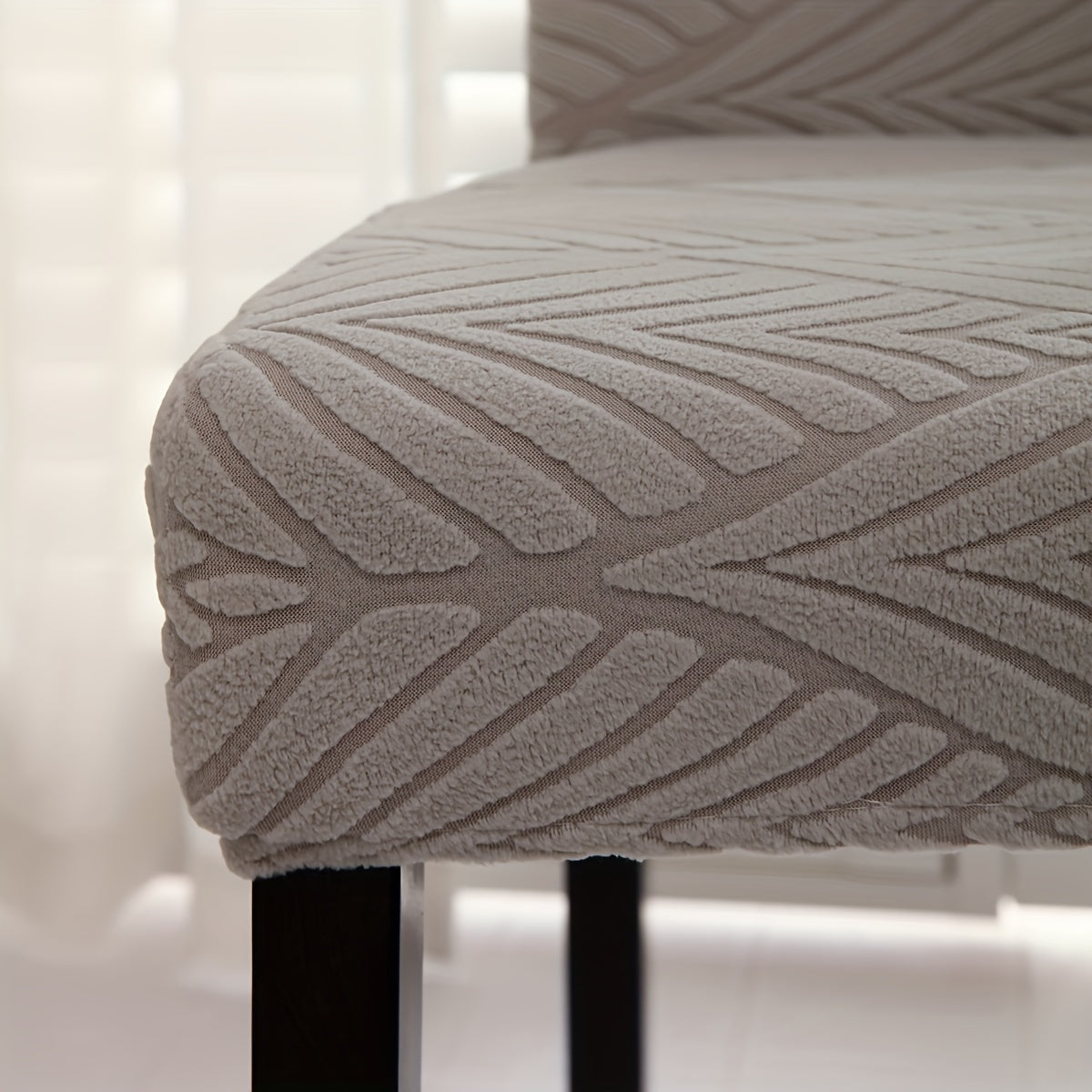 Эластичные чехлы для обеденных стульев с узором из листьев, съемные и растяжимые, изготовлены из смеси полиэстера и спандекса. Машинная стирка, с закрытием на эластичном поясе. Подходят для декора дома, офиса и банкетного зала.