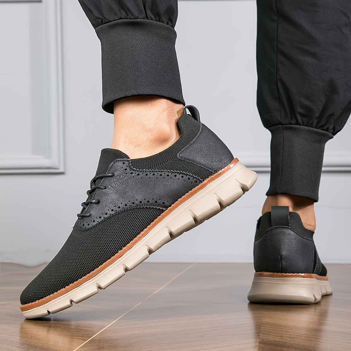 Havoni o'tkazuvchi engil ko'k to'qilgan tasodifiy poyabzal, erkaklar uchun perforatsiyalangan tafsilotlar, bog'ichli yopilish, EVA taglik va qulay, zamonaviy dizayn.