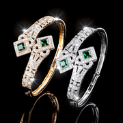 Har kuni ko'rinishingizni yuqori sifatli materiallar va maksimal moslashuvchanlik uchun sozlanadigan ochilish bilan ta'minlangan Ultra-glitter kesish naqshli bilaguzuk bilan yangilang.