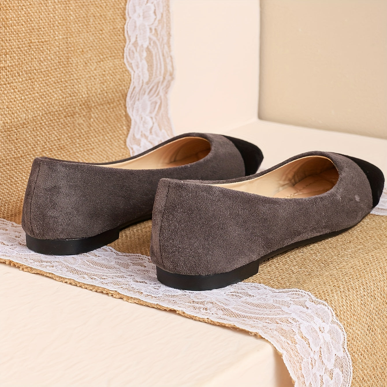 Ayollar uchun rang-barang slip-on tufli katta o'lchamda qulay kvadrat barmoqli poyabzal