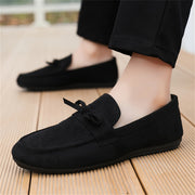 Erkaklar uchun bir xil rangdagi, sirpanmaydigan kauchuk taglikka ega slip-on loferlar. Banket, ofis va to'ylar uchun mos.