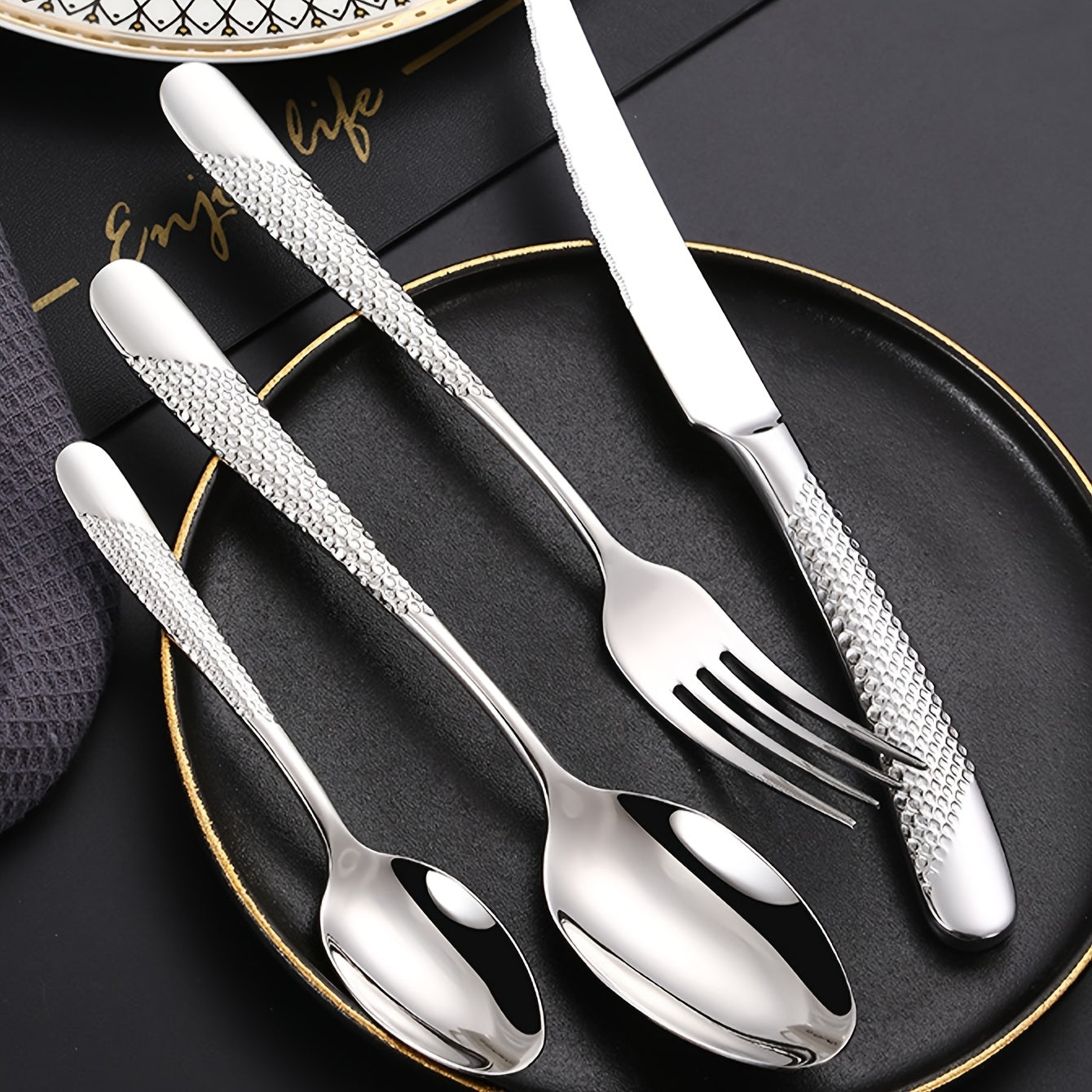 30-частный набор столовых приборов из нержавеющей стали для ресторанов и отелей, включая ножи для стейка, обеденные вилки, обеденные ложки и десертные ложки.