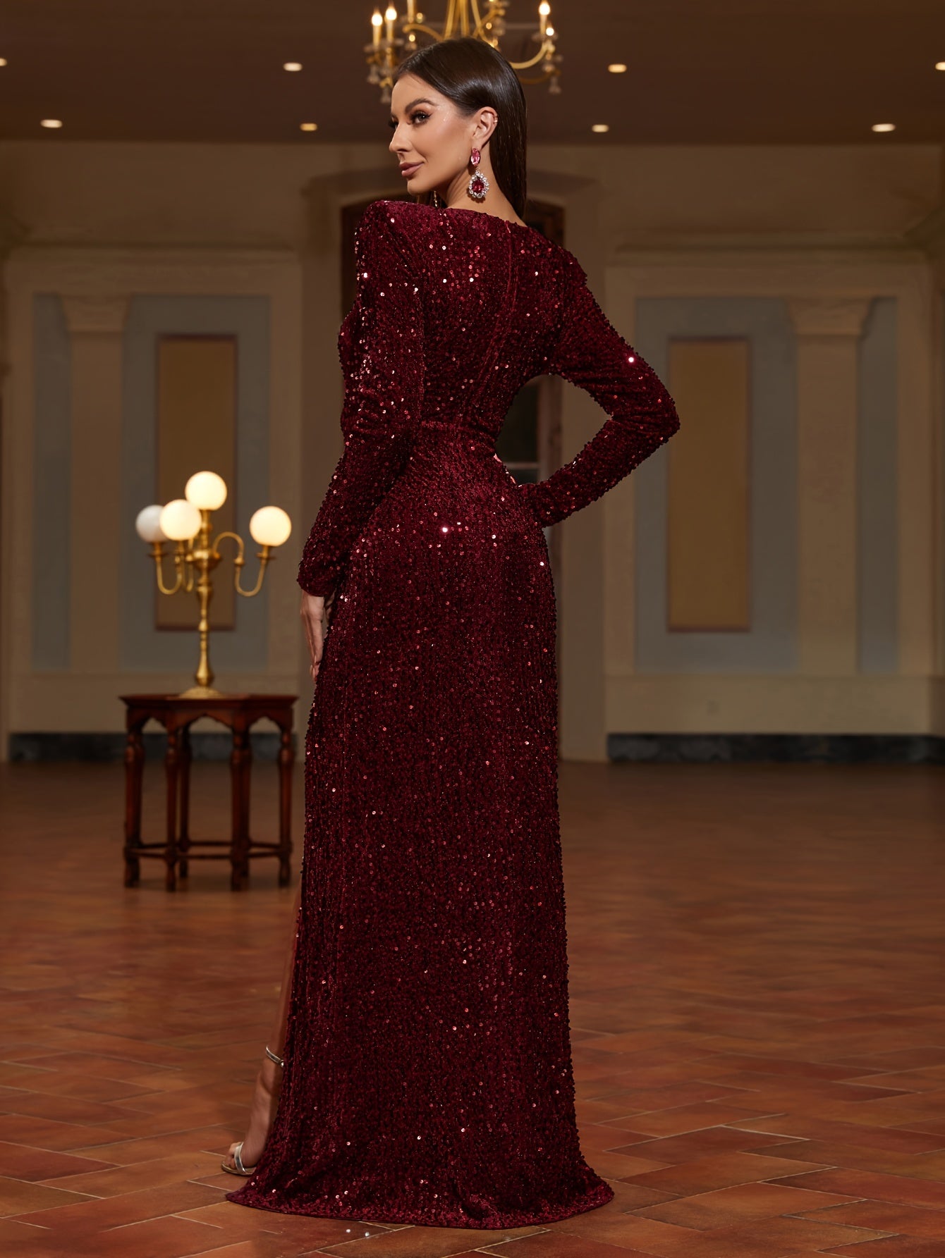 Zarif v-yuqori bo'yinli, uzun yengli, yuqori yirtilgan ko'ylak, partiyalar va tadbirlar uchun mukammal, 2025 yil uchun zamonaviy tanlov. Oila yig'ilishlari, tug'ilgan kun partiyalari, kokteyl kabi turli tadbirlar uchun mos.