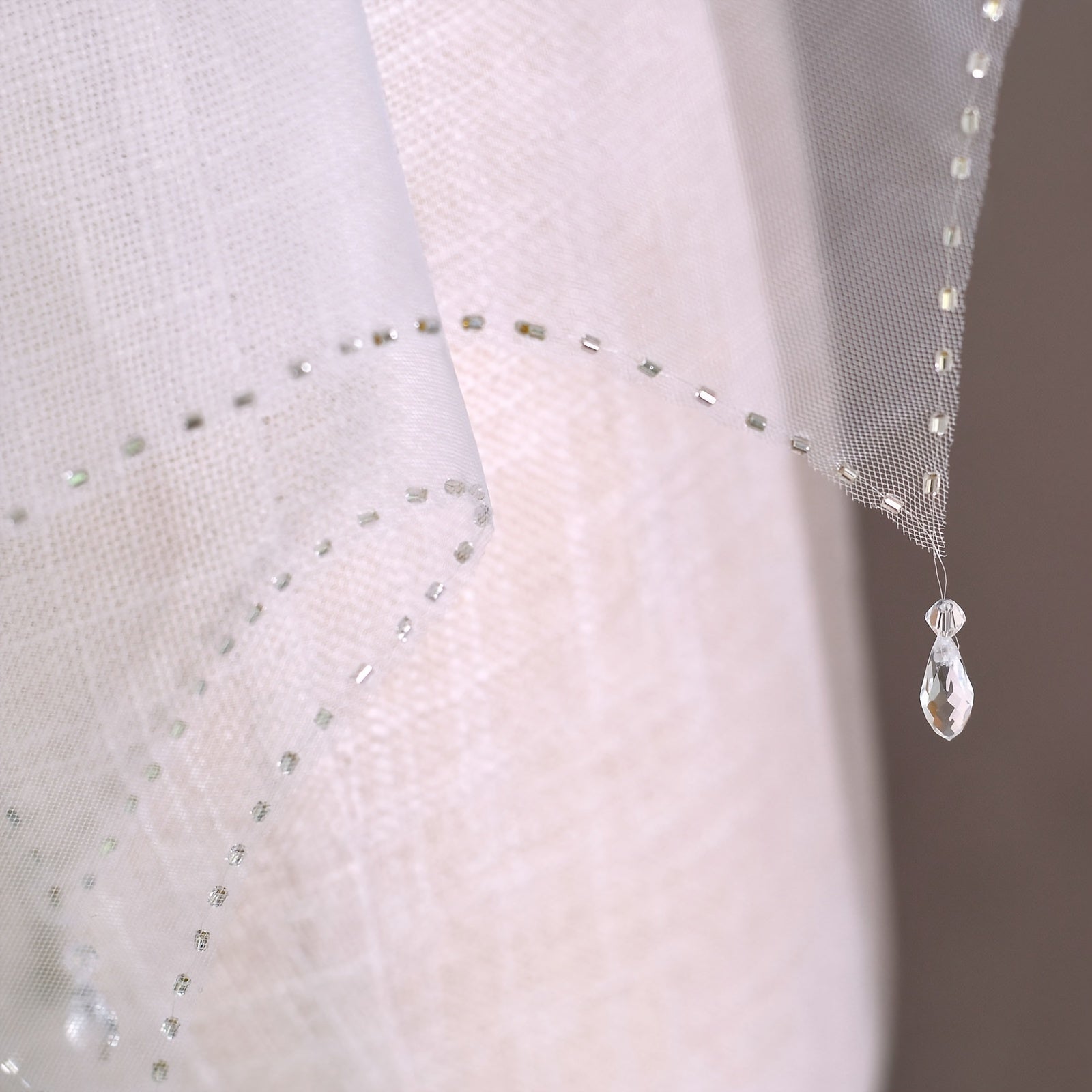 Elegant Bridal Veil with Crystal Pendant and Beaded Edge for Weddings