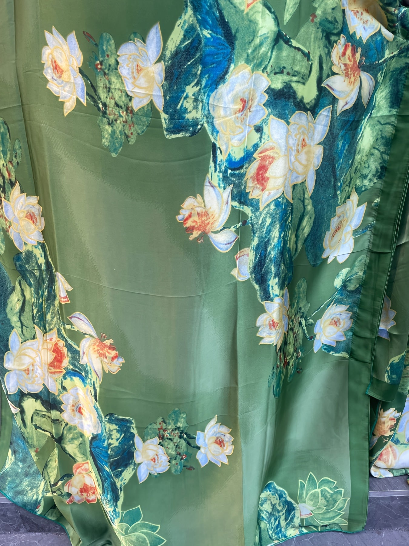 Plus o'lchamli O'rta Sharq an'anaviy kiyimlari gul bilan maxi kiyingan boshbog'li