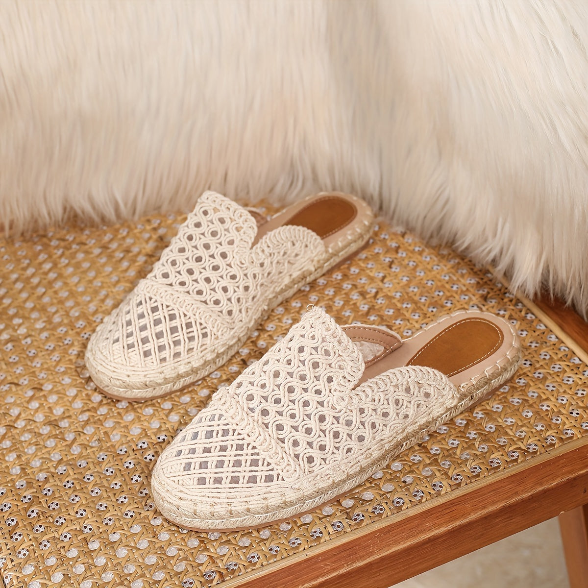 Ayollar uchun bir rangli yengil tekis oyoqli ochiq-oyoq krossovkalar, yurish va ta'til uchun