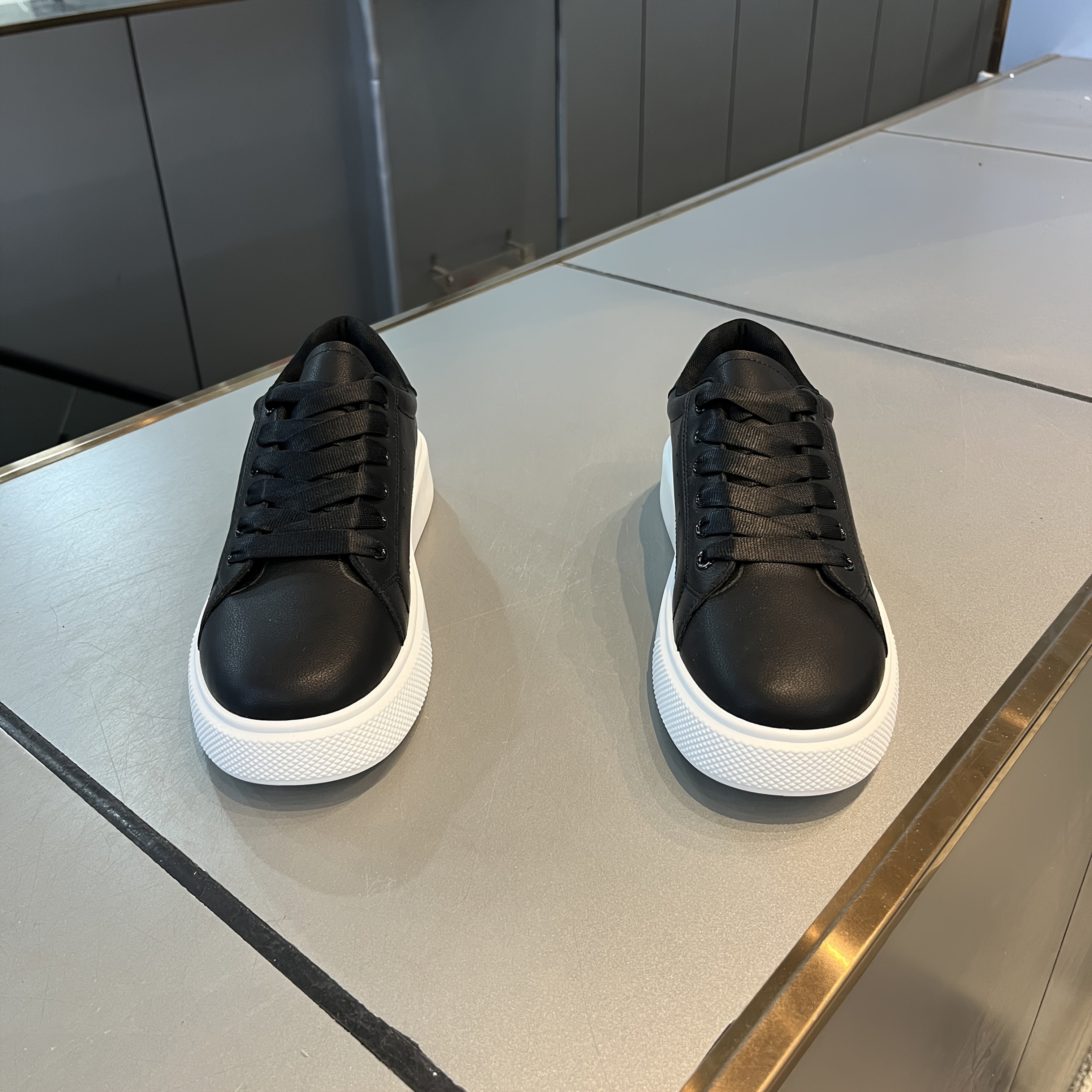 Мужские кроссовки-скейт с однотонной шнуровкой и нескользящей подошвой из ПВХ для прогулок в любое время года