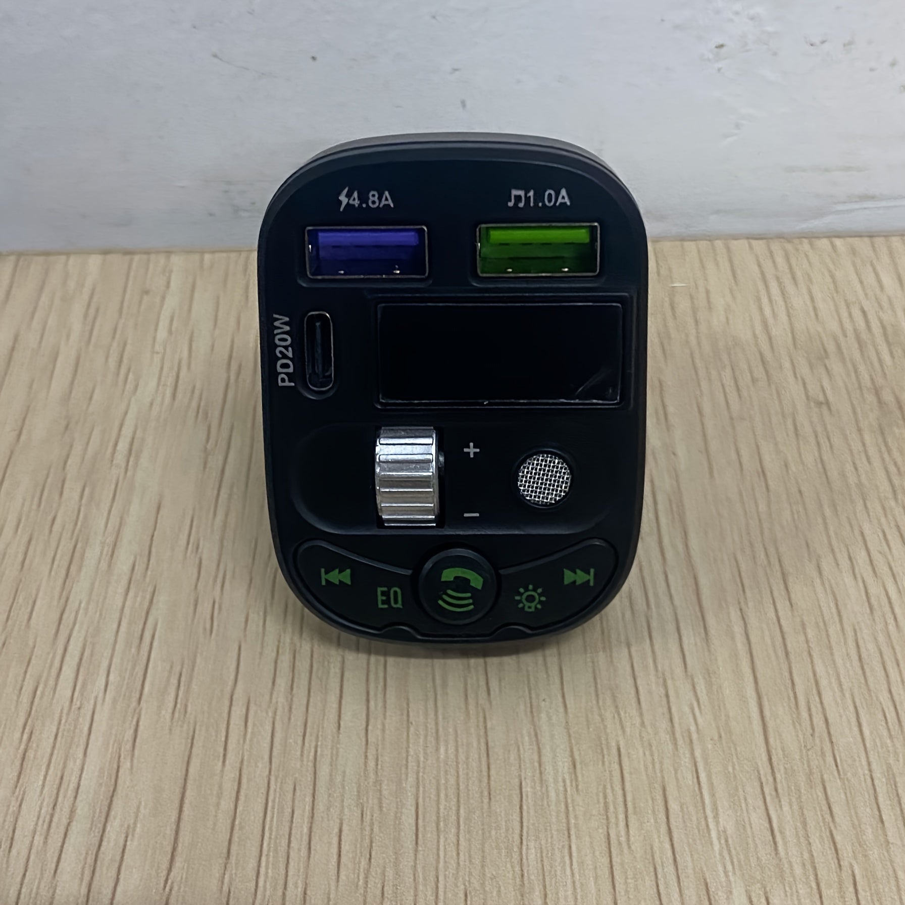 Qurilma uchun simsiz uzatgich bilan avtomobil zaryadkasi USB Type-C tez zaryadlash uchun mobil telefonlar