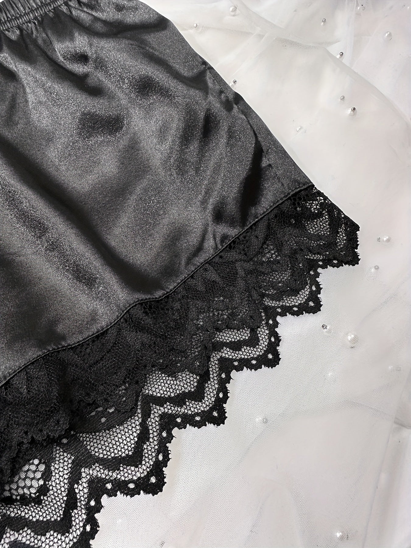 Gul naqshli dantel ichki kiyim to'plami, bog'ichli kamizol, atlas shortilar - ayollar uchun sexy ichki kiyim.