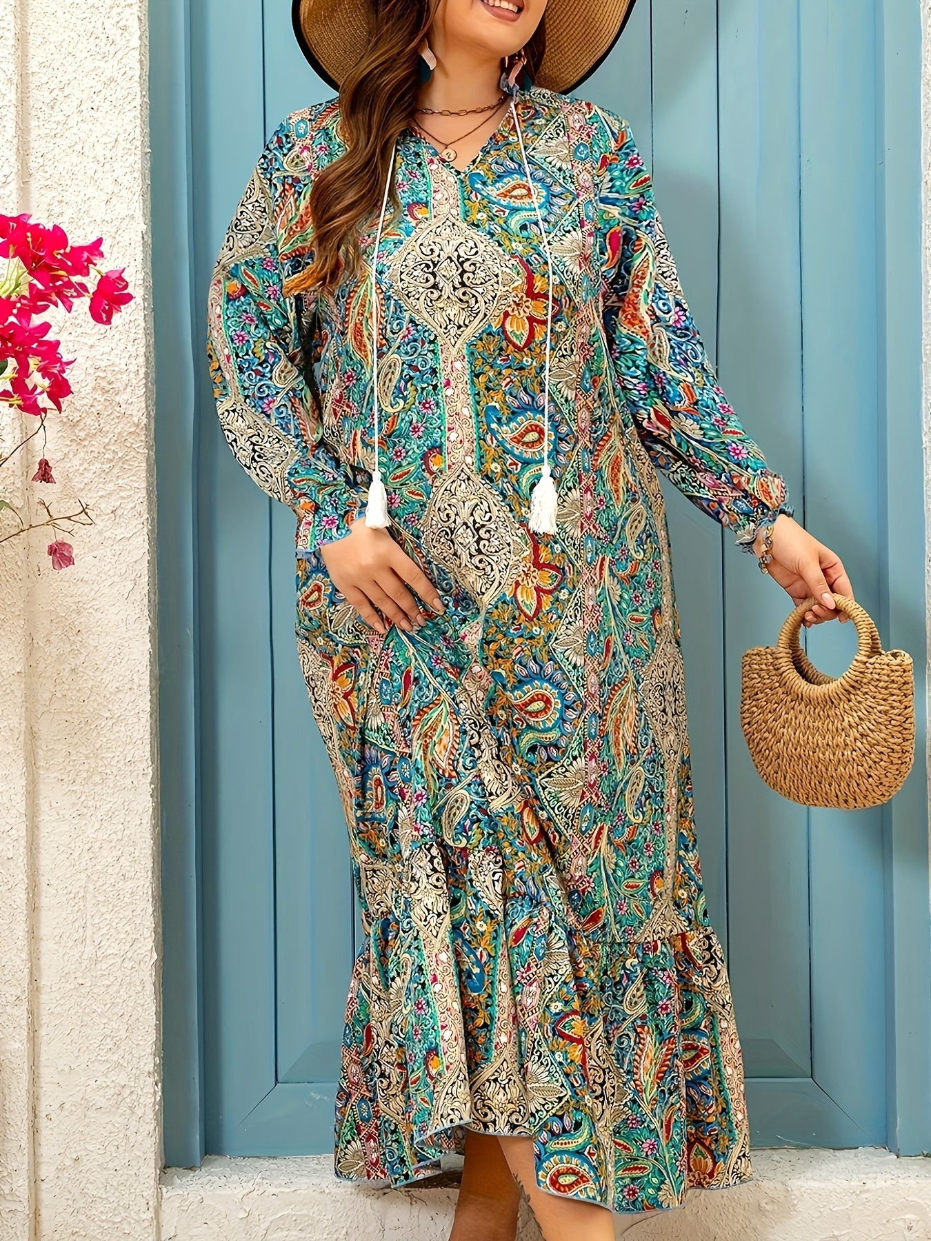 Katta o'lchamdagi gullar bilan bezatilgan maksi ko'ylak, V-shaklidagi bo'yin, qirrali pastki qismi va lantern qo'lqonlari bilan. 100% polyesterdan tayyorlangan, mashinada yuvish mumkin. Bahor/kovak uchun mukammal.