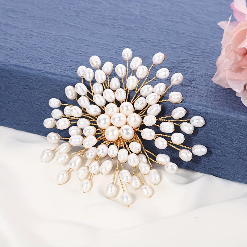 Zarif va hashamatli yuqori darajadagi yulduzli korsaj, soxta marvaridlar bilan bezatilgan. Ushbu ko'p funksiyali qor to'pi pin, ayollar uchun nozik va zamonaviy uslubni namoyish etadi.