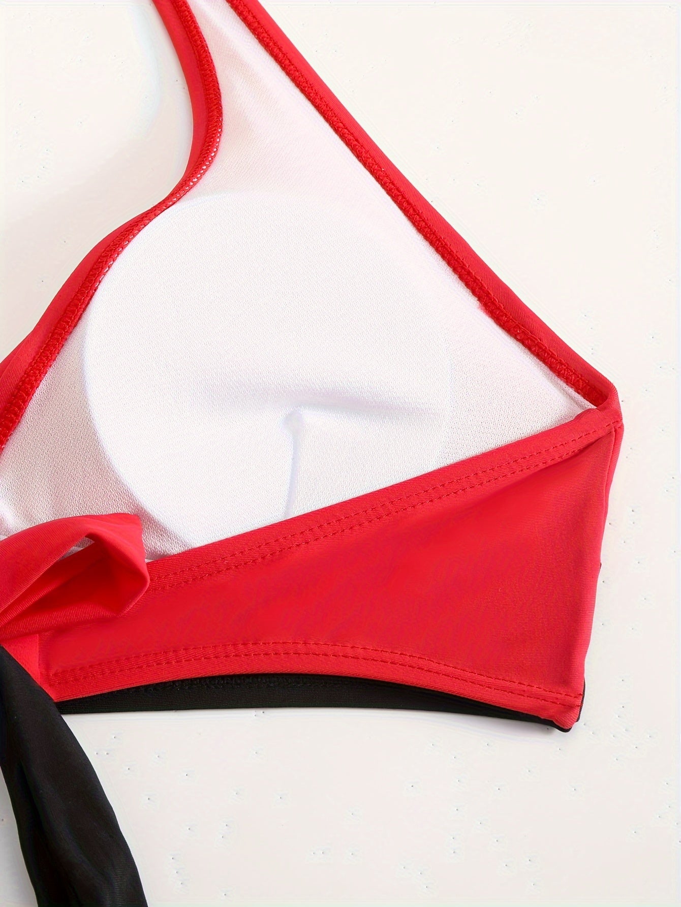 Ayollar uchun ikki qismli bikini suzish kiyimi, bir rangli va jozibali parchalar dizayni bilan, ko'p rangli naqsh va bo'yin bog'ichi bilan.