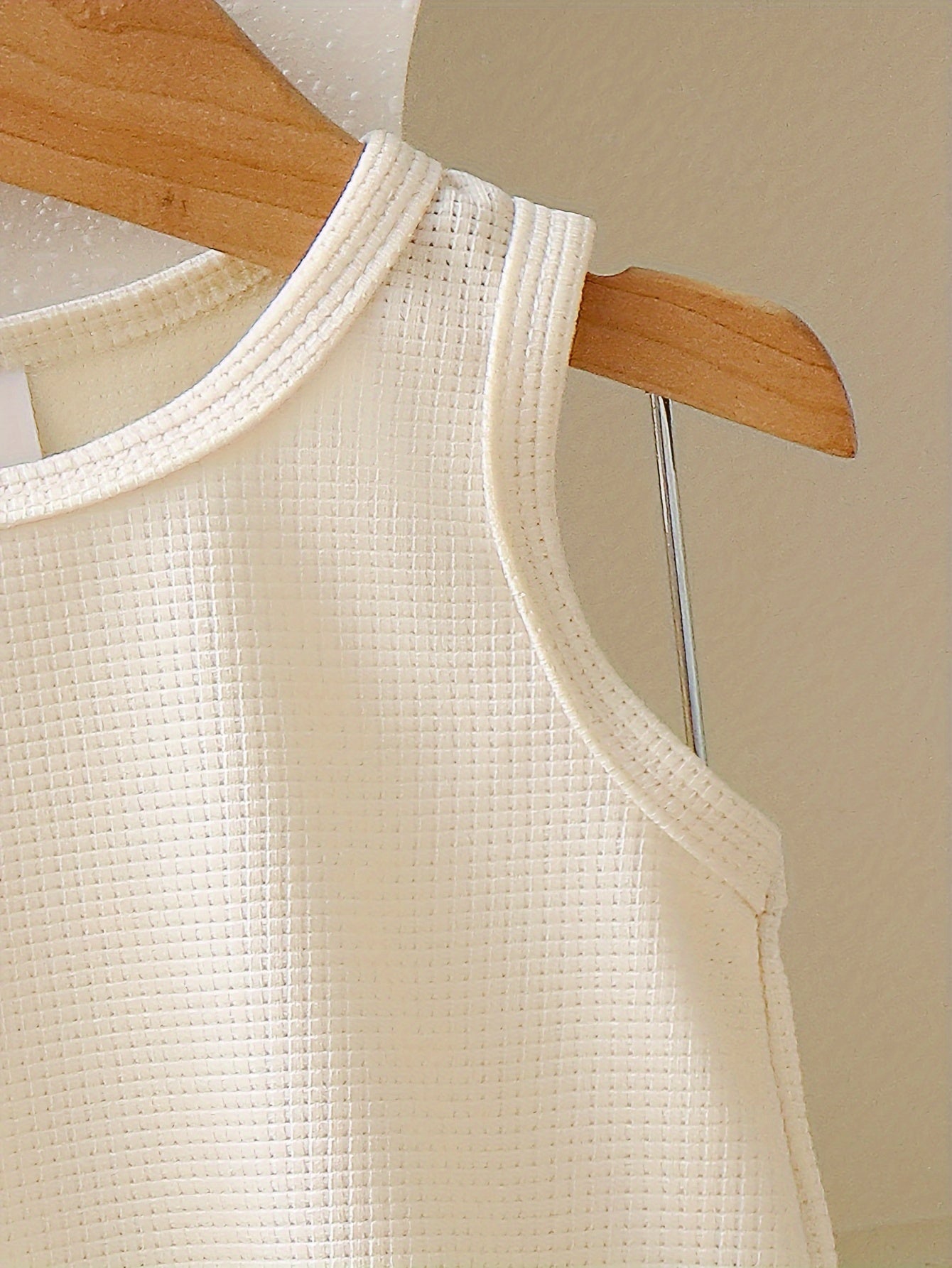 Qizlar uchun Boho uslubidagi yengsiz to'qilgan to'p va shortlar to'plami, 100% polyester to'qima materialidan tayyorlangan, bir rangda. Yozgi ochiq havoda faoliyatlar uchun odatiy moslik.