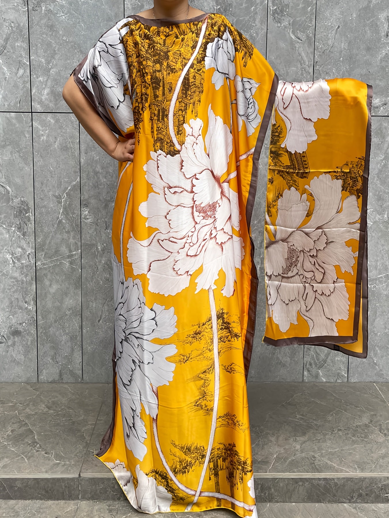 Ayollar uchun katta o'lchamli gullar bilan bosilgan tunik kiyi, sharf bilan, polyester, erkin fit