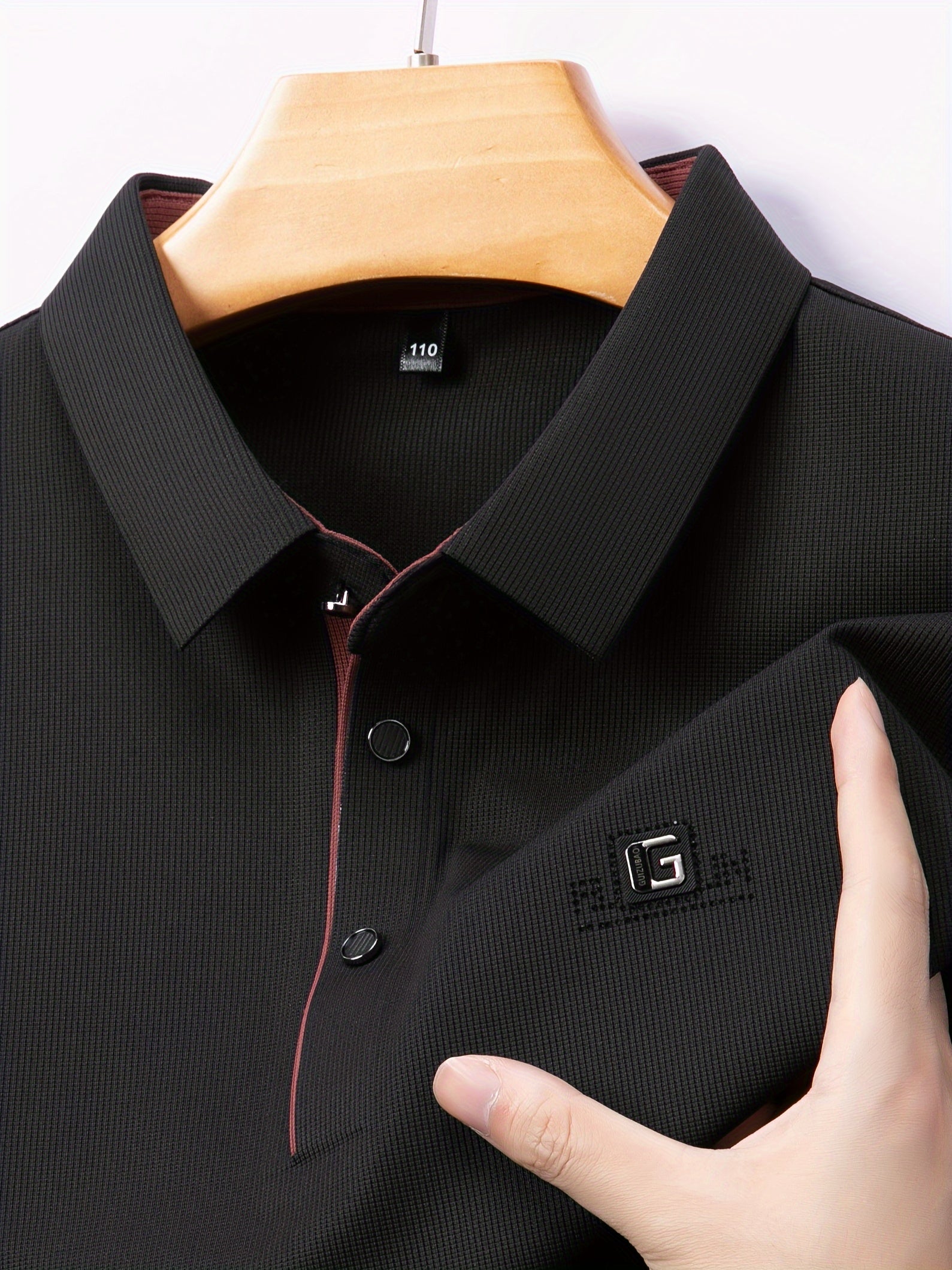 Camisa de manga larga de color sólido para hombre con botones, cuello de solapa y detalles con logotipo