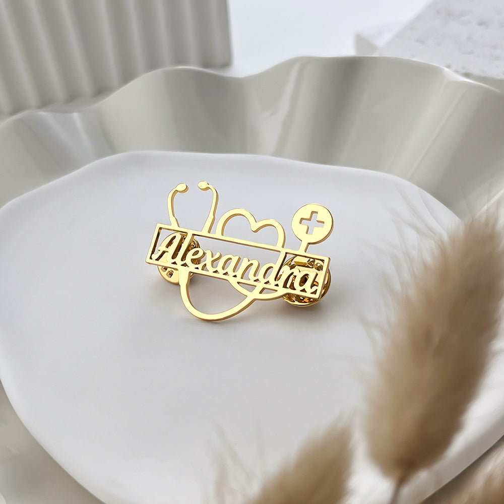 Индивидуальный любовный брошь с дизайном стетоскопа, имя и логотип на заказ, украшение из нержавеющей стали, подарок