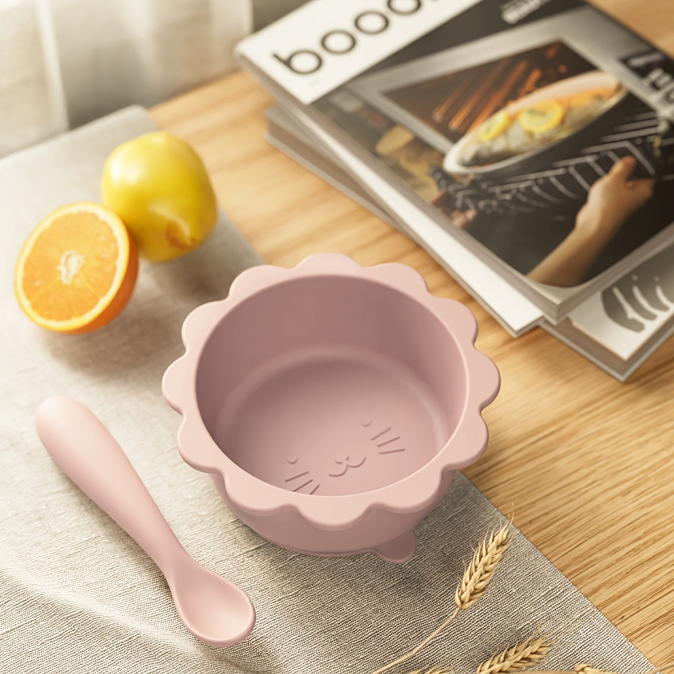 1 to'plam Yoshlar uchun oziq-ovqat darajasidagi silikon ovqatlanish idishi va qoshiq to'plami, mushuk mavzusida, barqarorlik uchun vakuumli qopqoq bilan. Yoshlar va uyda foydalanish uchun mos, yuqori haroratga chidamli.